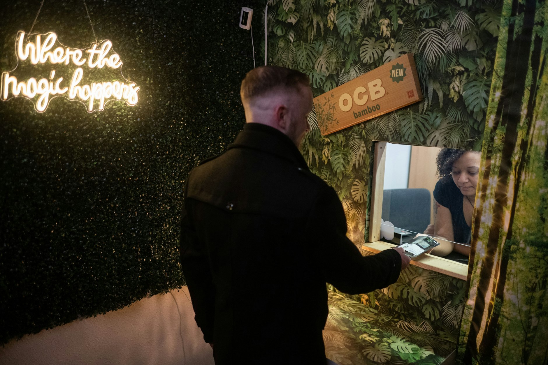 Jana Halbreiter, die Vorstandsvorsitzende der Green Leaf Society, gibt Cannabis an die Mitglieder der Anbauvereinigung aus.