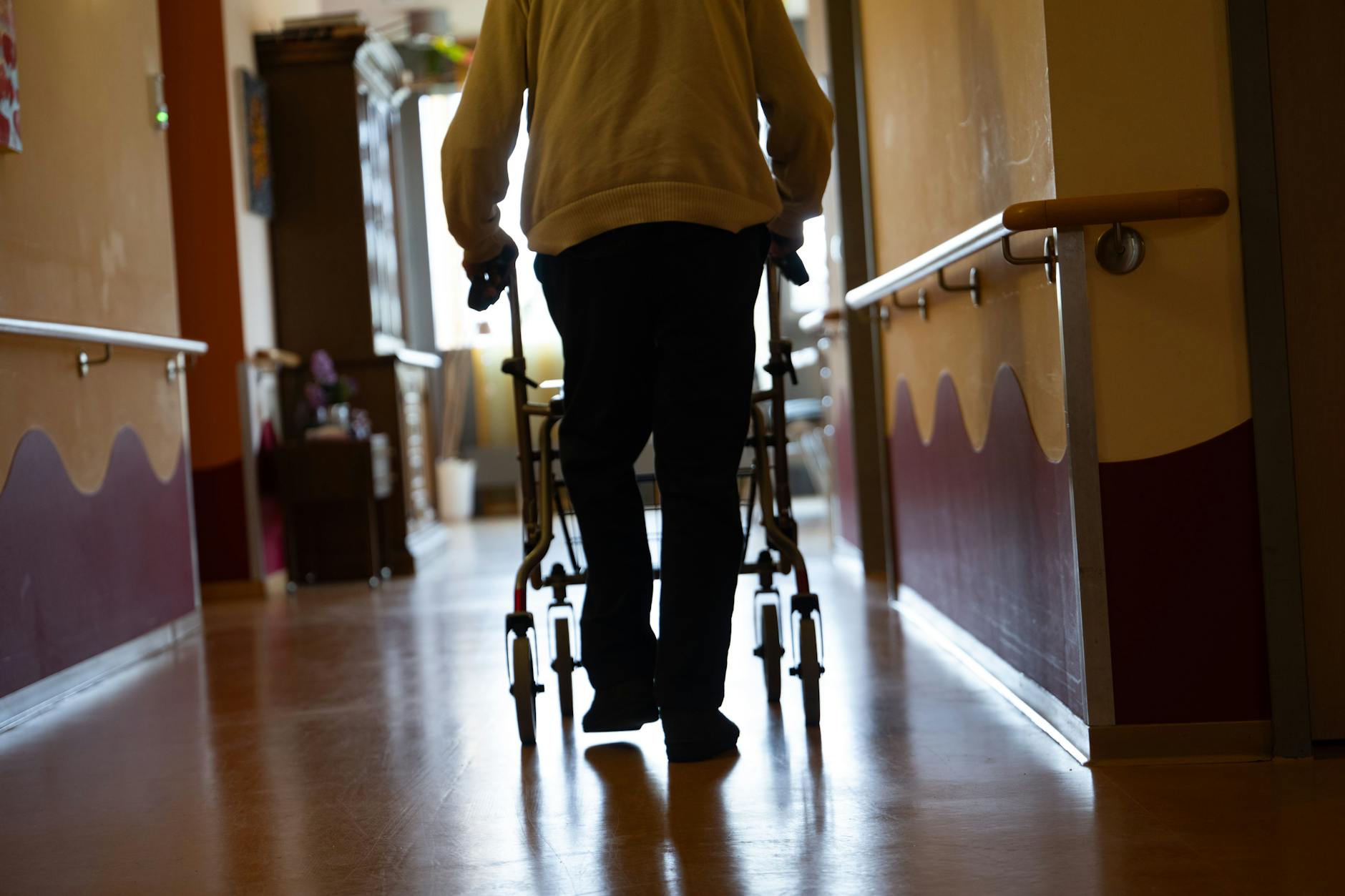 Ein Bewohner eines Pflegeheims (Symbolfoto). In einer solchen Einrichtung in Bayern nahm eine Pflegerin erotische Videos auf.