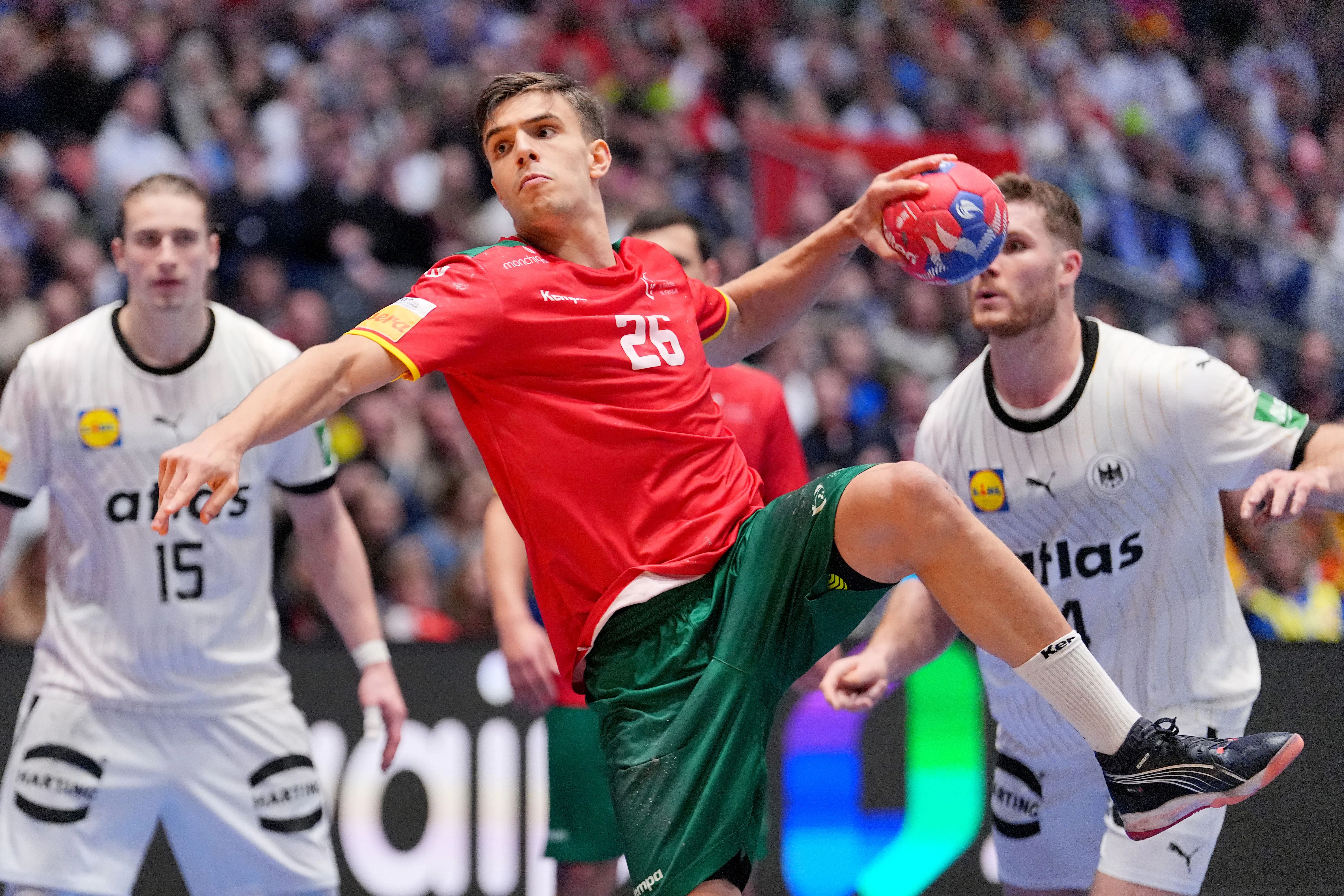 Portugals Francisco Costa wirft einen Siebenmeter. 