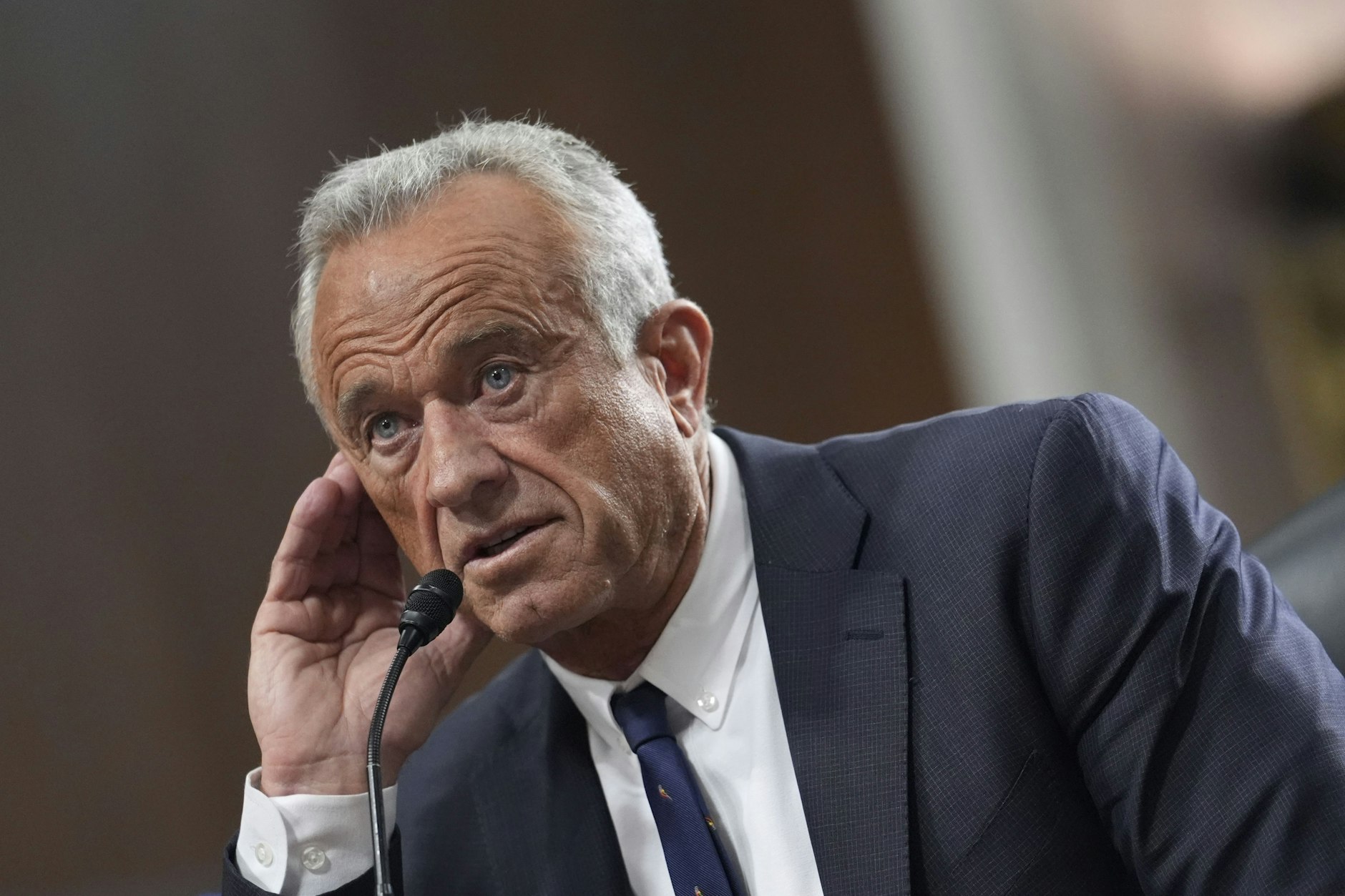 Robert F. Kennedy Jr., Kandidat für das Amt des Gesundheitsministers von US-Präsident Trump, spricht während seiner Anhörung vor dem Finanzausschuss des Senats im Kapitol.