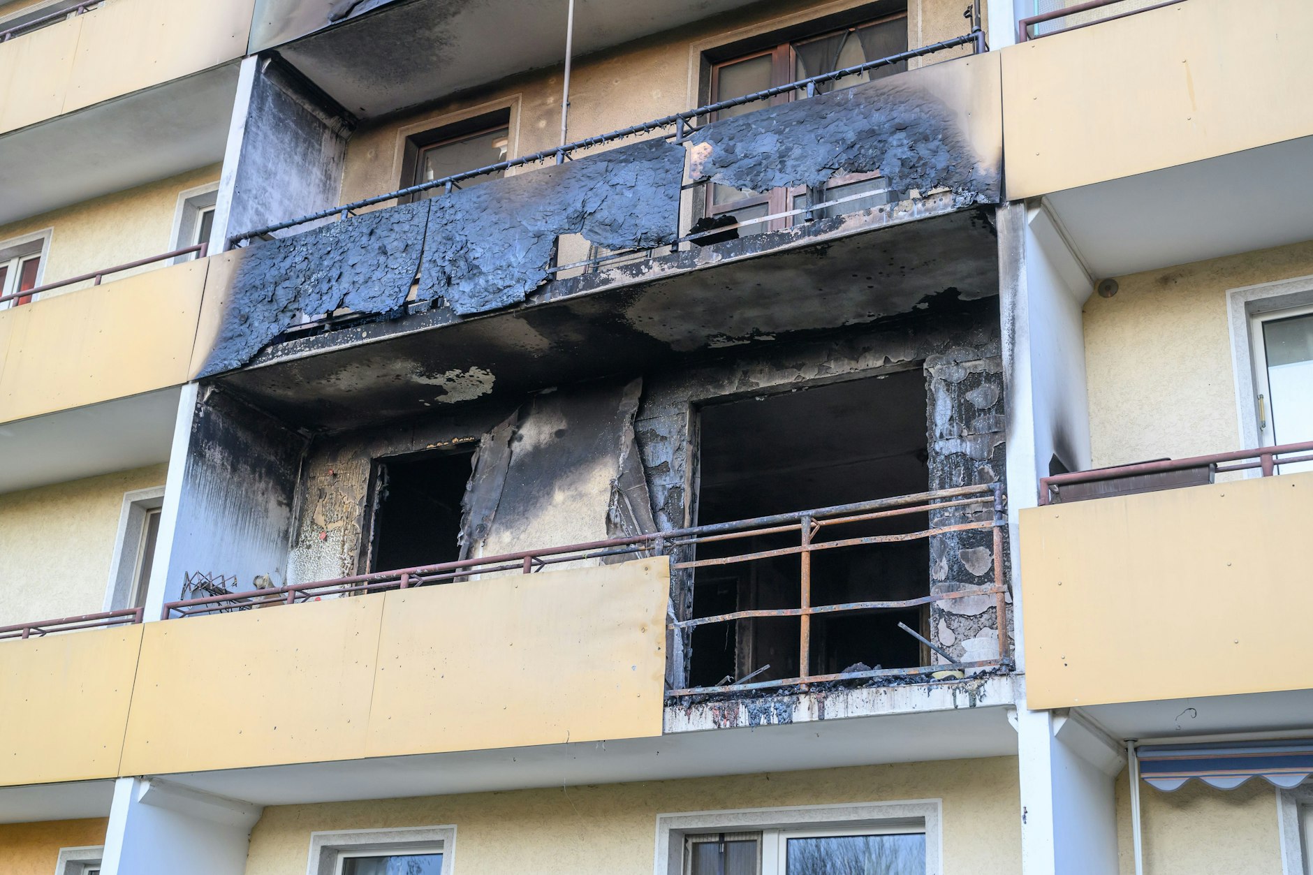 Der Morgen danach: Ausgebrannt ist eine Wohnung im zweiten Stock eines Mehrfamilienhauses in Frankfurt/Oder. Das Feuer kostete drei Menschen ihr Leben.