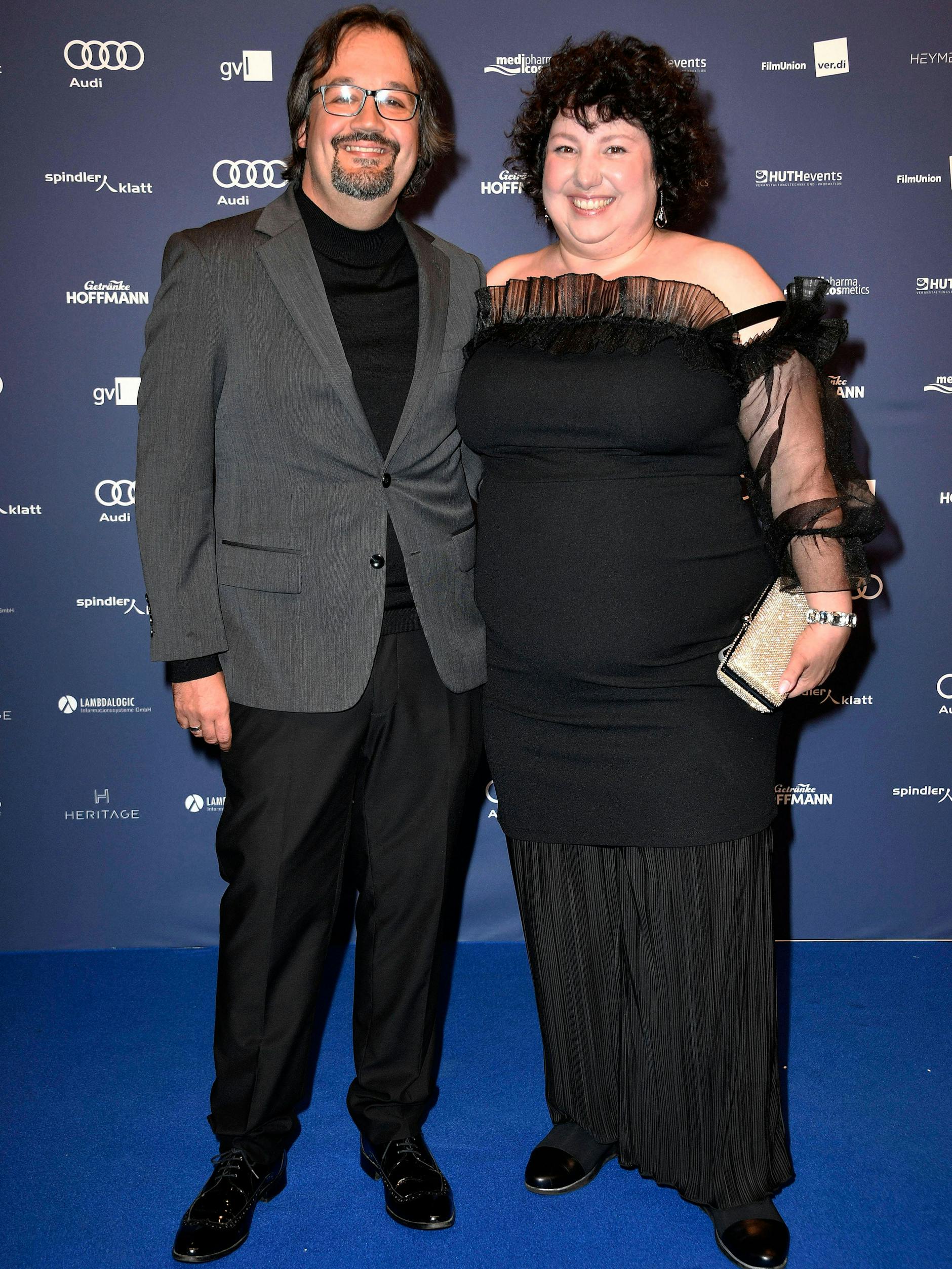 Meltem Kaptan mit Ehemann Daniel Holl bei der Verleihung des Deutschen Schauspielpreises 2023 in Berlin.