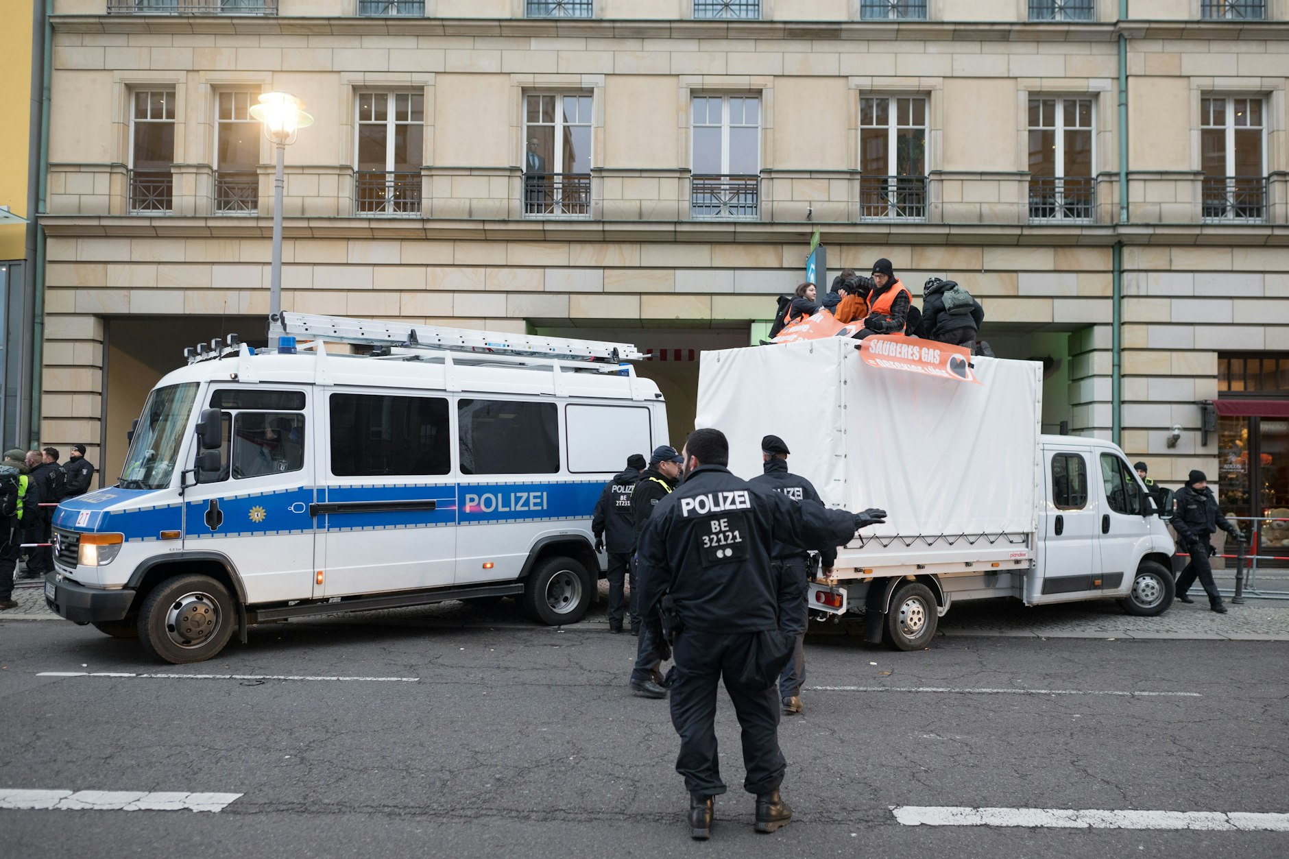 Im Rahmen eines LNG-Gipfels demonstrierten Klimaaktivisten vor dem Adlon.