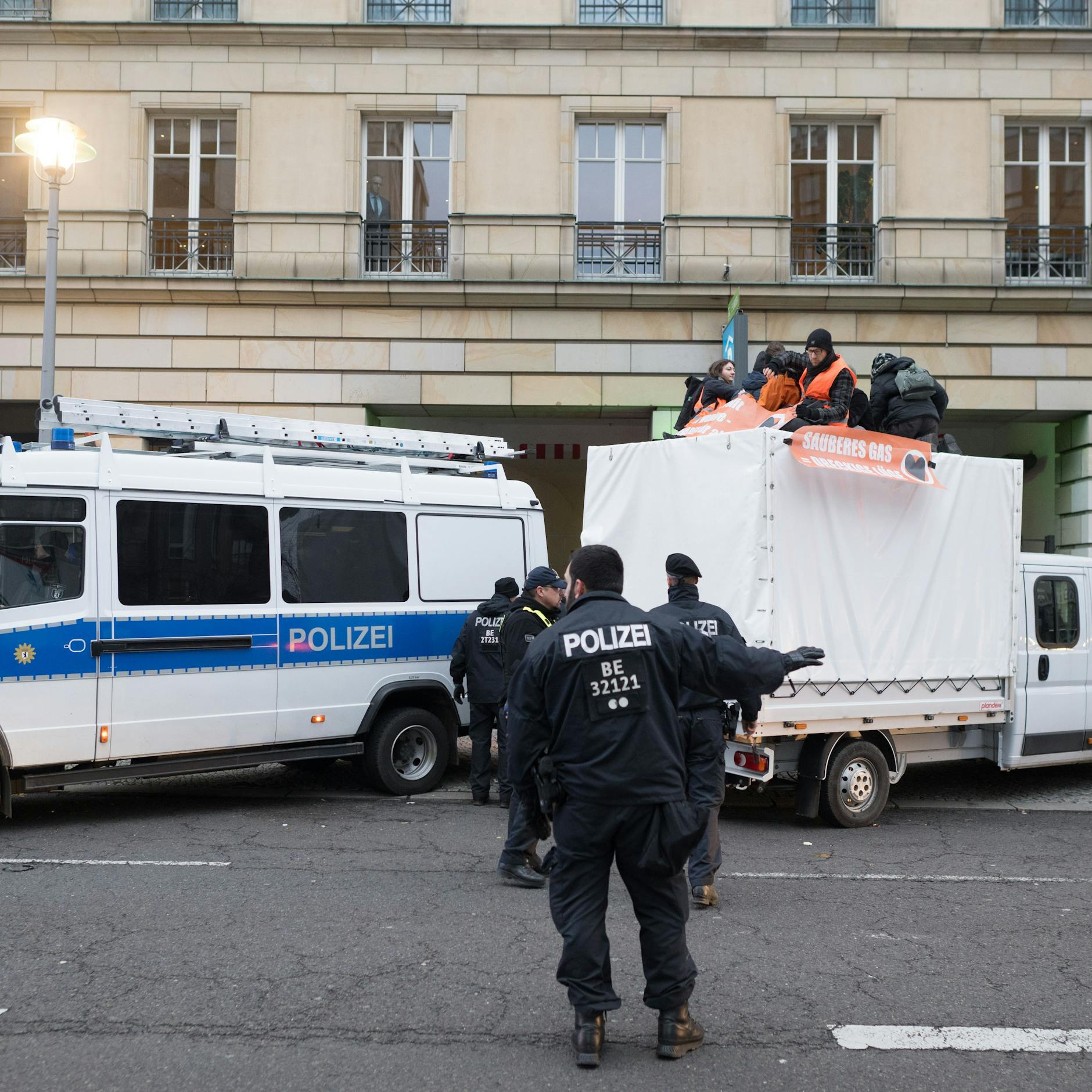 Image - Letzte Generation zeigt Berliner Polizei an: Gewalt bei Protesten vor Adlon