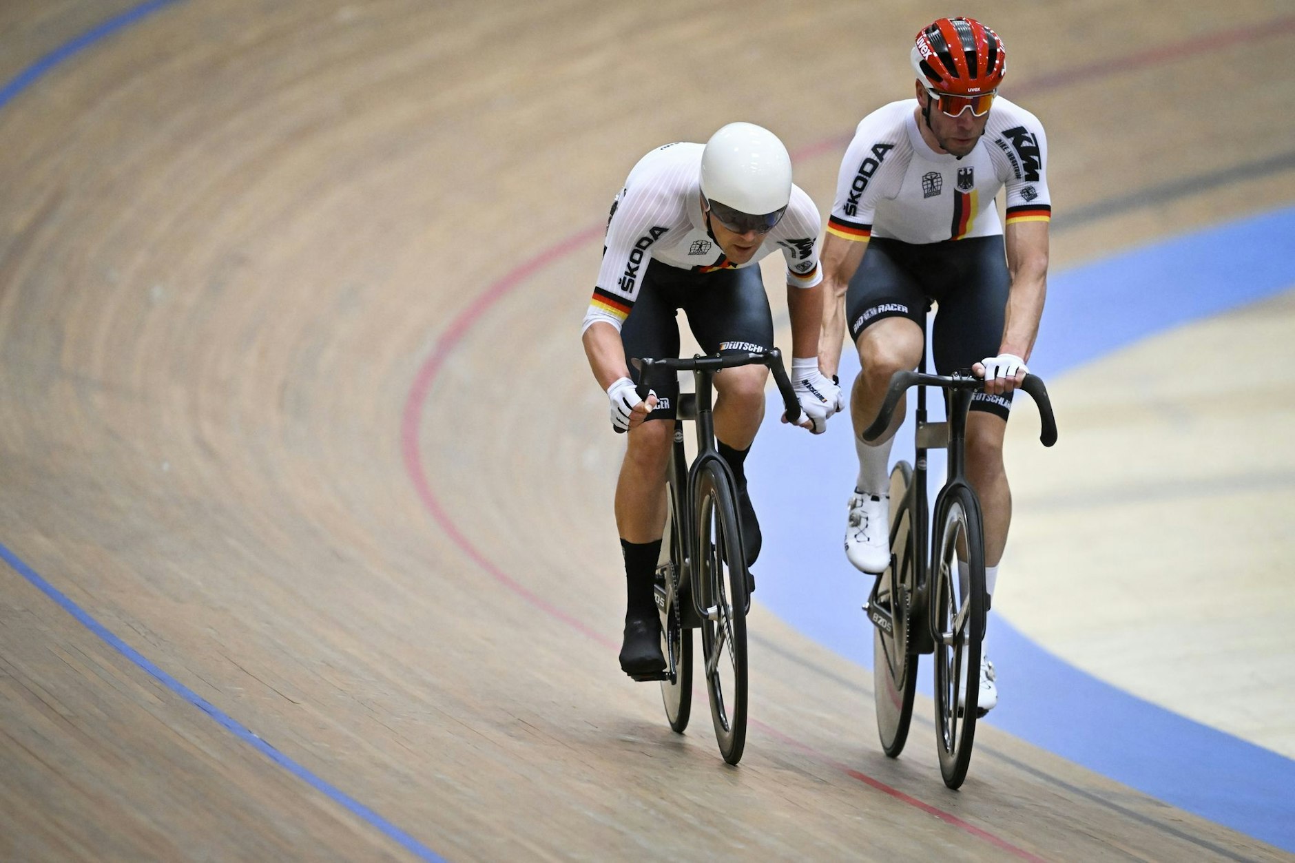 Radsport/Bahn: Europameisterschaft, Madison, Männer: Theo Reinhardt (l) und Roger Kluge aus Deutschland in Aktion.