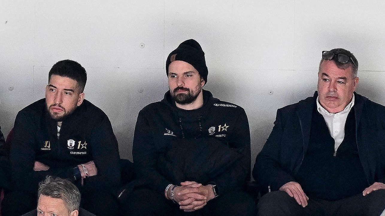 Noch am 12. Januar saß Tobi Eder (l.) beim Spie der Eisbären in Düsseldorf auf der Tribüne. Neben ihm Verteidiger Marco Nowak und EHC-Sportchef Stephane Richer (r.).