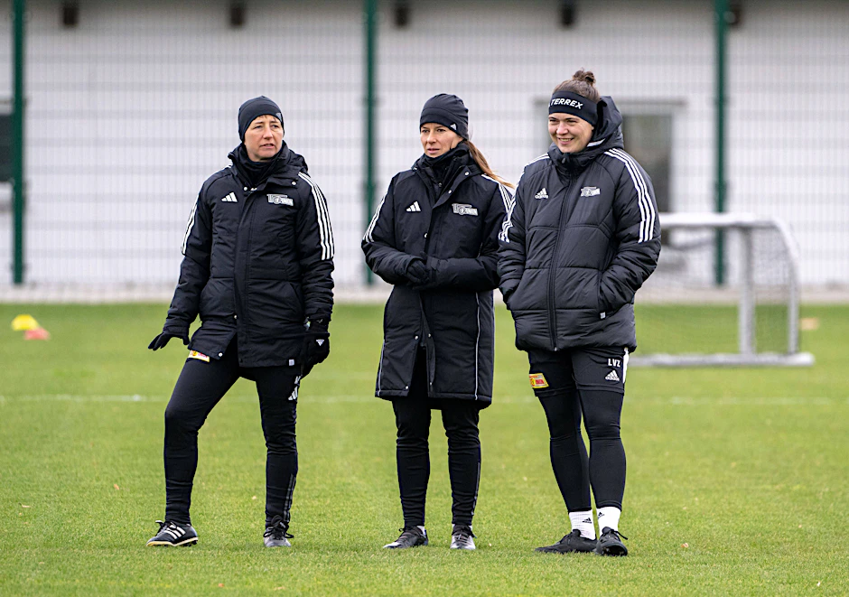 Das Trainerteam Ailien Poese, Marie-Louise Eta und Laura Von Zadow (v.l.) hatte viel Zeit zur Vorbereitung auf die Rückrunde mit den Frauen des 1. FC Union Berlin.