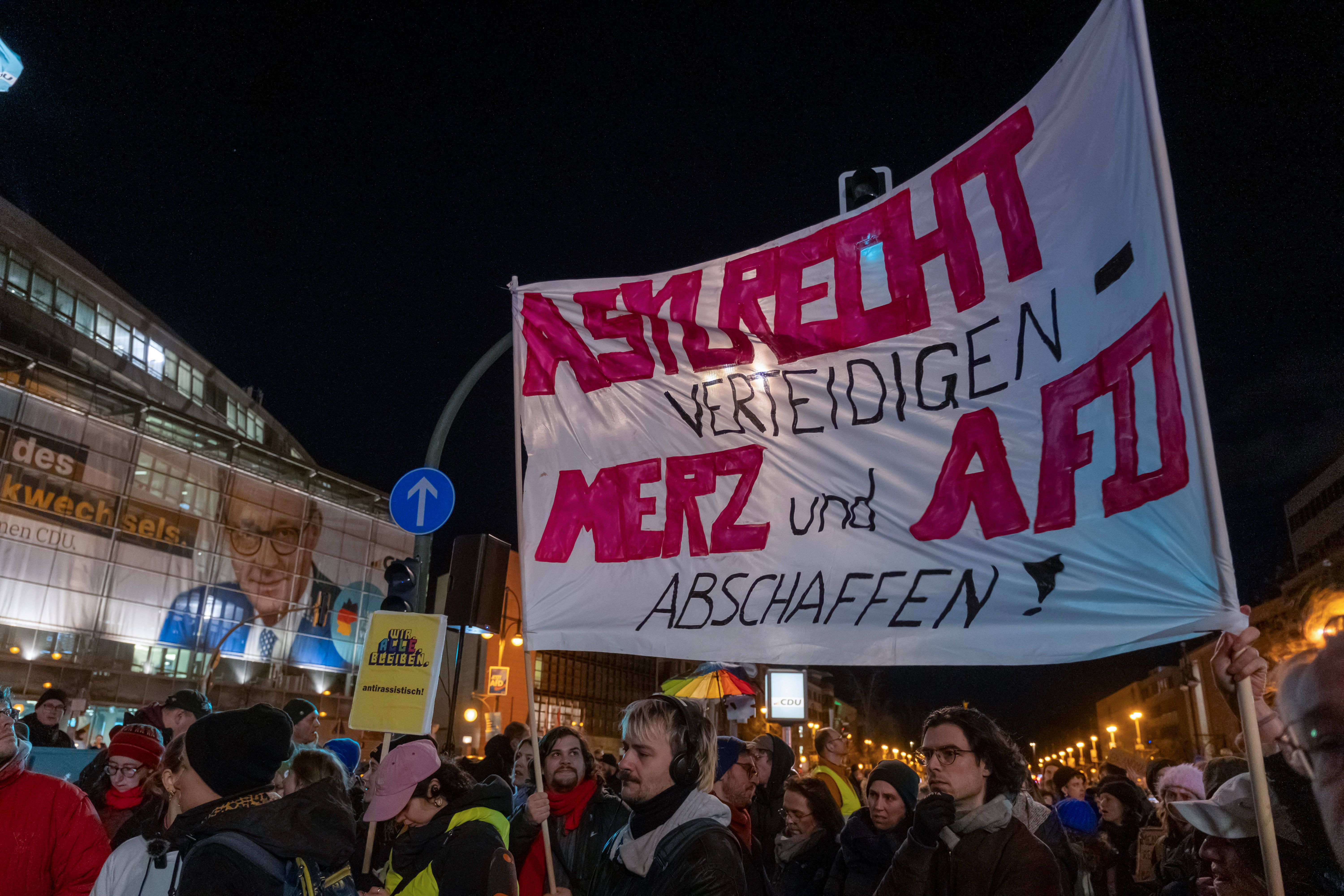 Image - Union stimmt mit AfD für harte Migrationspolitik: Demo am Abend vor CDU-Zentrale