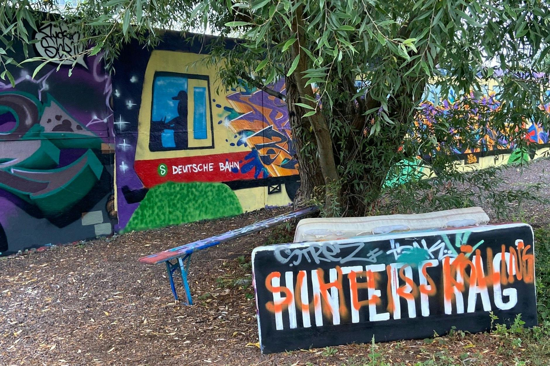 Anwohner beschweren sich über mehr Müll wie Matratzen, Bänke oder leere Sprühdosen, die den Park am Nordbahnhof zu einer Müllkippe machen.