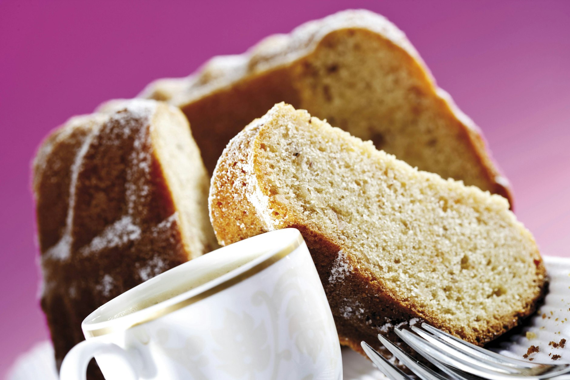 Saftiger Rührkuchen mit feinen Haselnüssen – schnell und einfach gemacht und perfekt zu Kaffee und Tee.