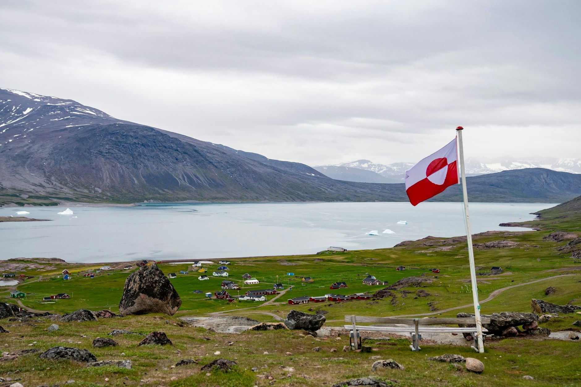 Blick auf eine grönländische Flagge in der Ortschaft Igaliku