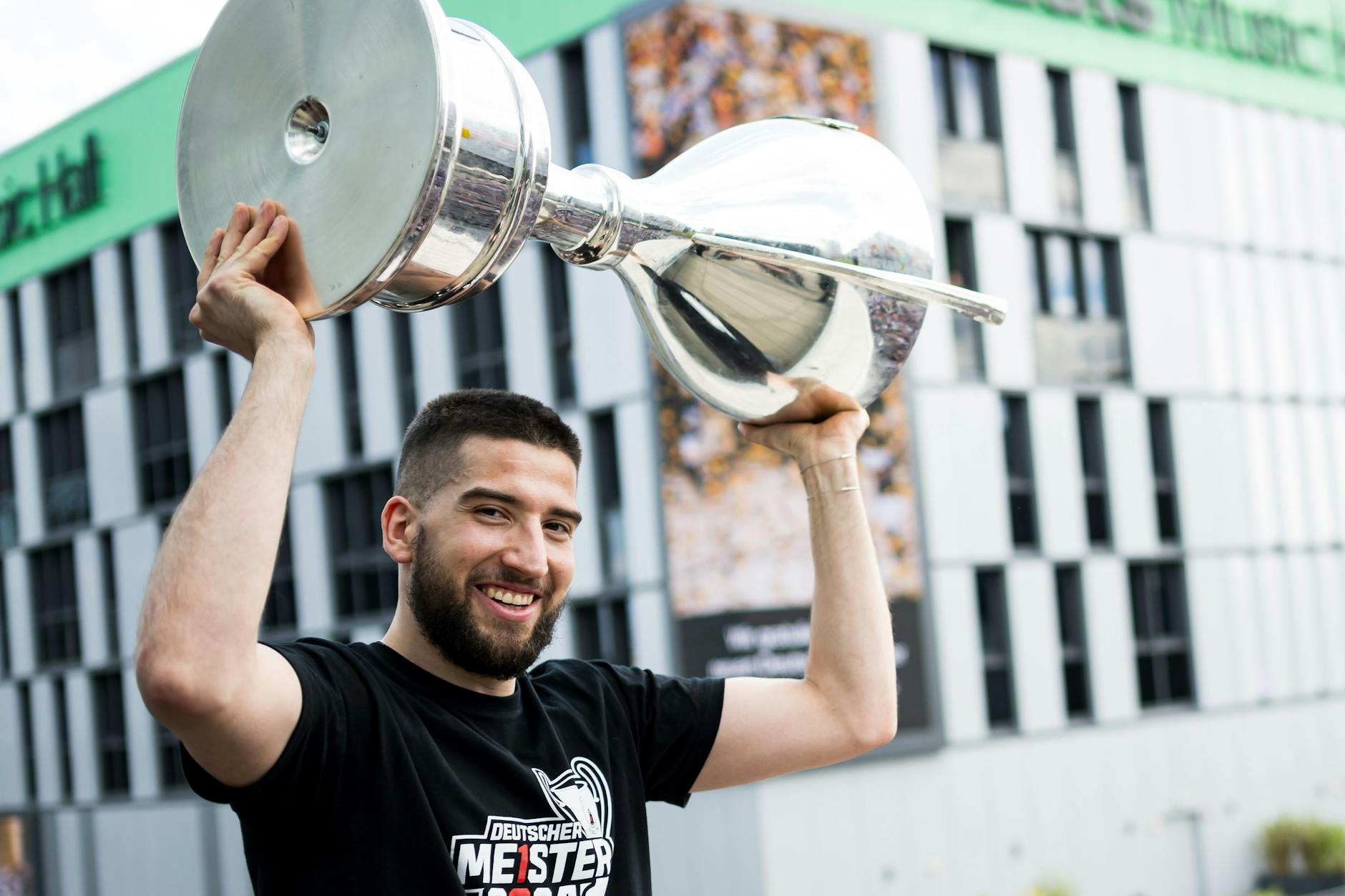 Ein Traum wurde wahr: Tobis Eder schwenkte nach der Meisterschaft 2024 bei der Rückkehr nach Berlin und dem Empfang von den Fans den Pokal.