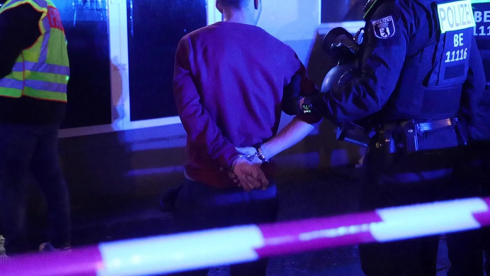 Bei einem Polizeieinsatz in Neukölln, bei dem ein Hund getötet wurde, kam es auch zu einer Festnahme. 