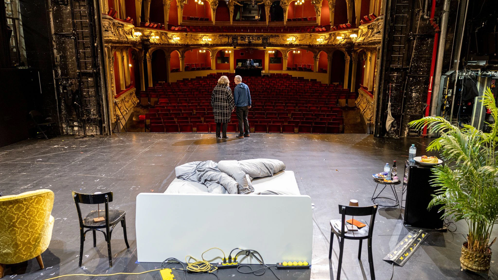 Stefanie und Christoph Siegmann stehen auf der Bühne und genießen den Blick in den Zuschauersaal.