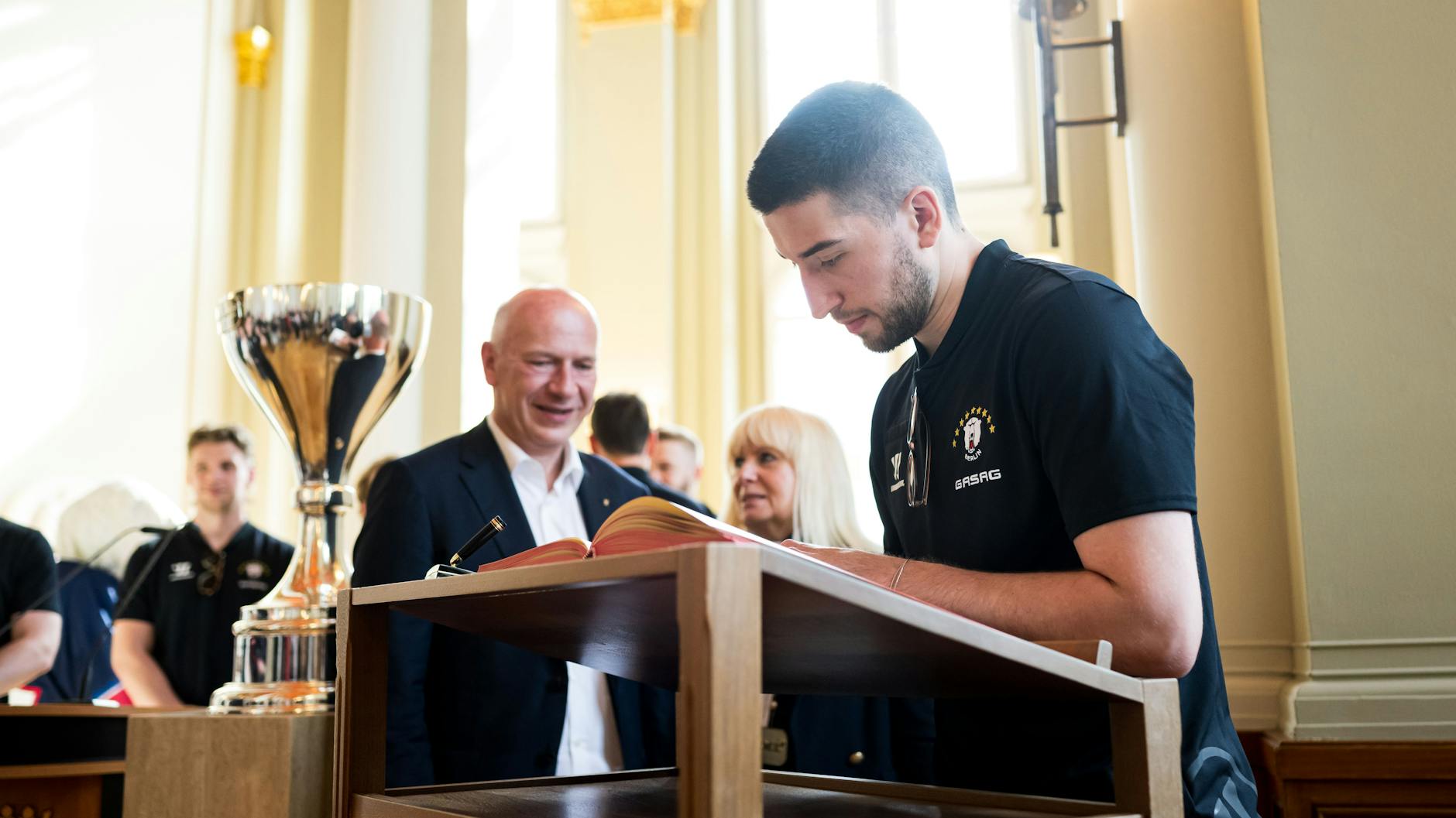 Seit der Meisterschaft 2024 mit den Eisbären steht auch Tobi Eder im Goldenen Buch der Stadt Berlin.