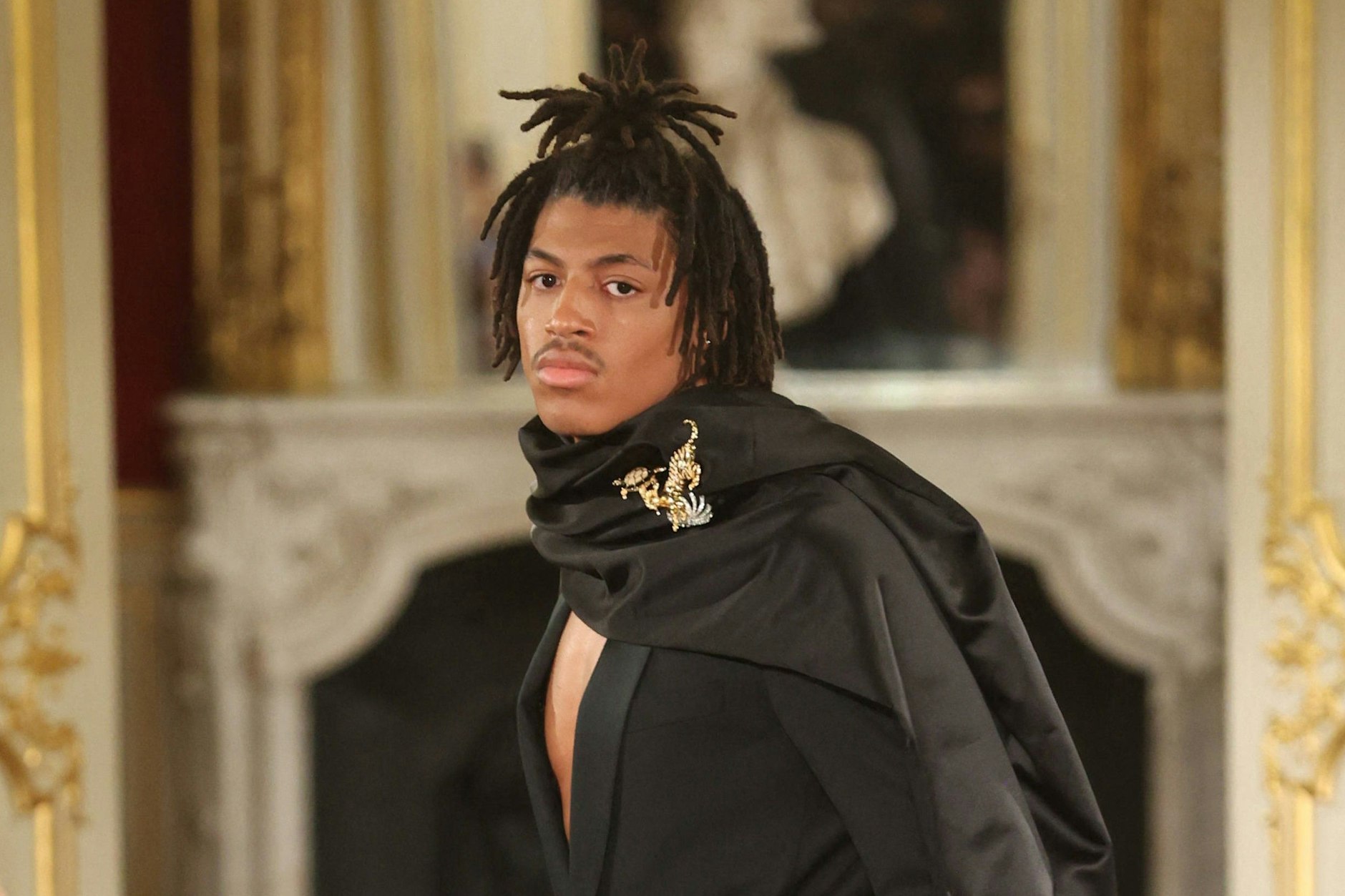 Haarpalme und Raubkatzenschmuck: Henry Samuel bei der Lena-Erziak-Couture-Show in Paris.