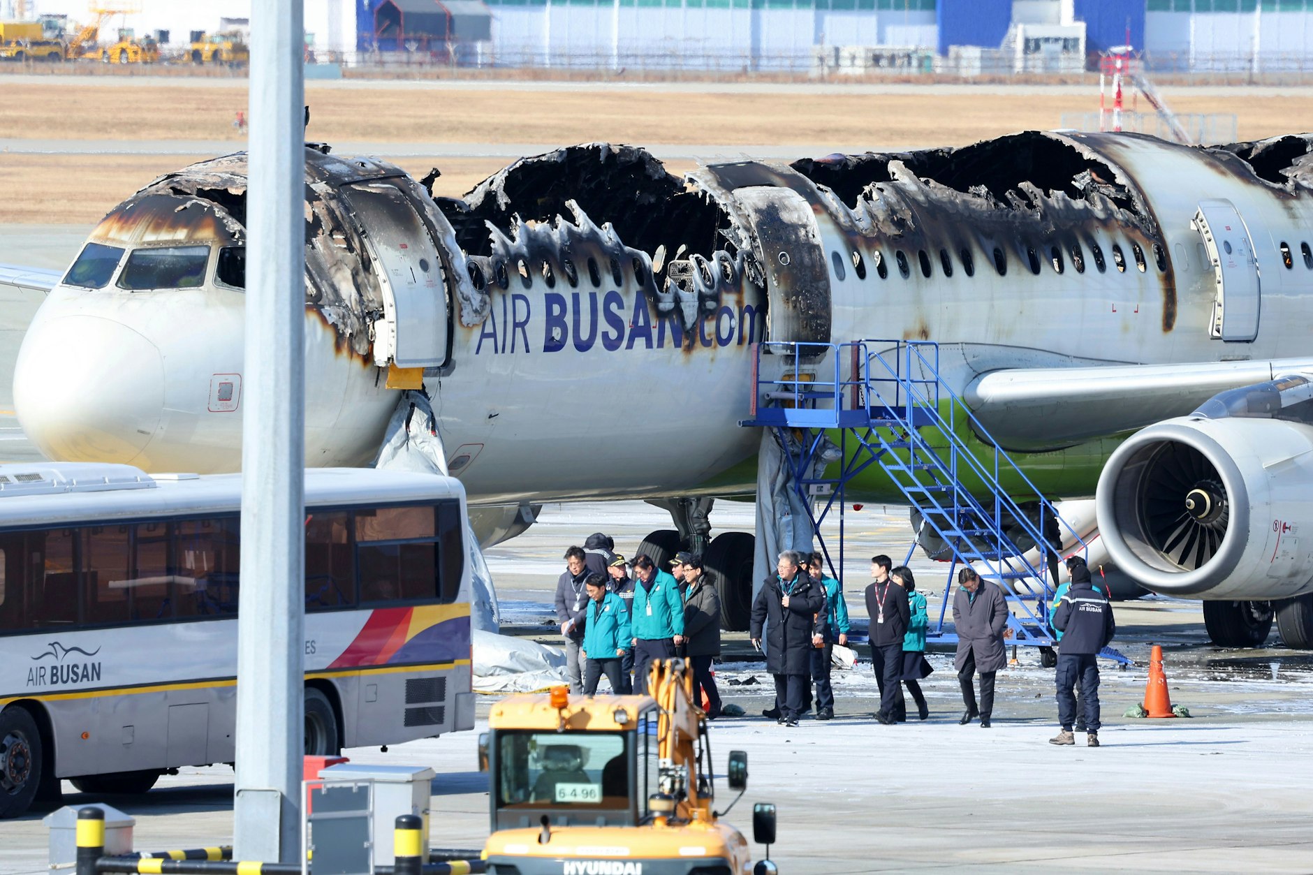 Nur noch ein Wrack: Die ausgebrannte Maschine der Air Busan.