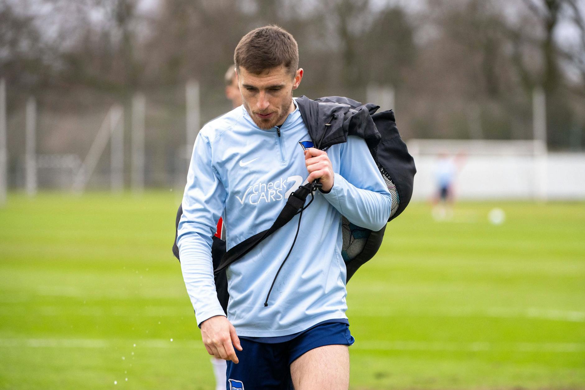 Herthas Rechtsverteidiger Jonjoe Kenny trainiert wieder bei der Mannschaft. Der Winterwechsel zu Sheffield ist geplatzt.