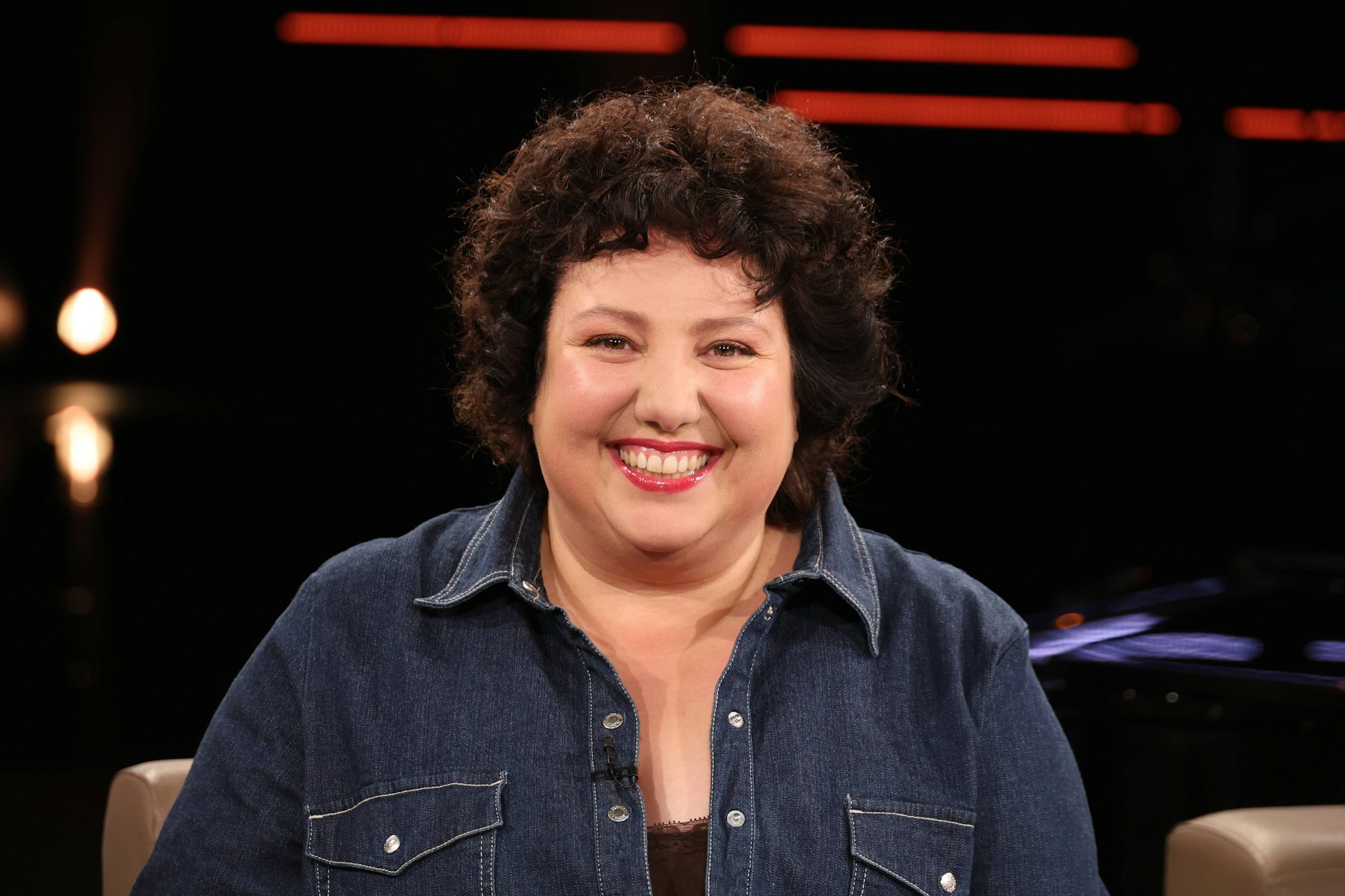 Schauspielerin und Comedienne Meltem Kaptan 2024 in der NDR Talk Show.