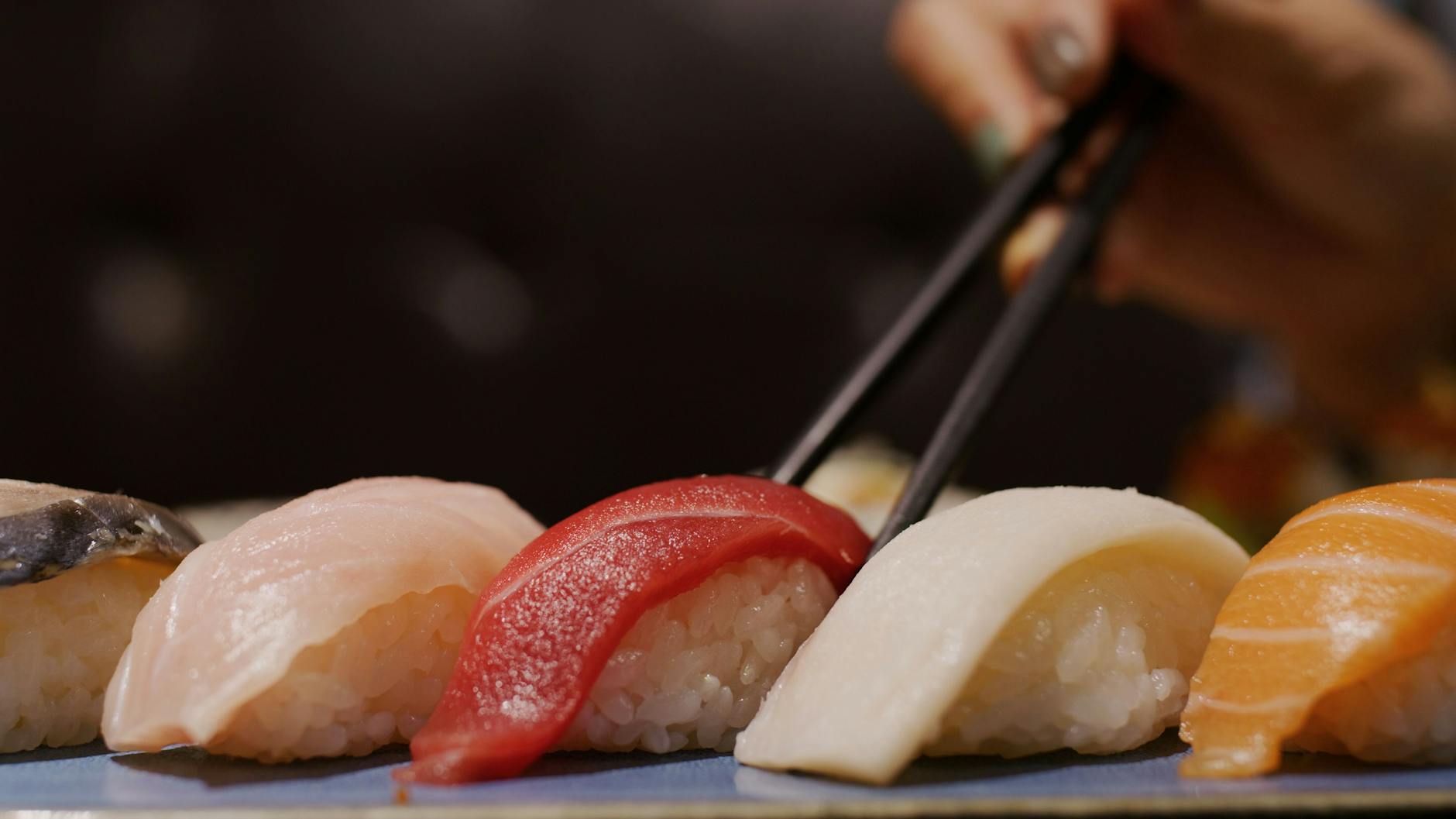 Sushi mit rohem Fisch. Darauf sollten Schwangere besser verzichten.