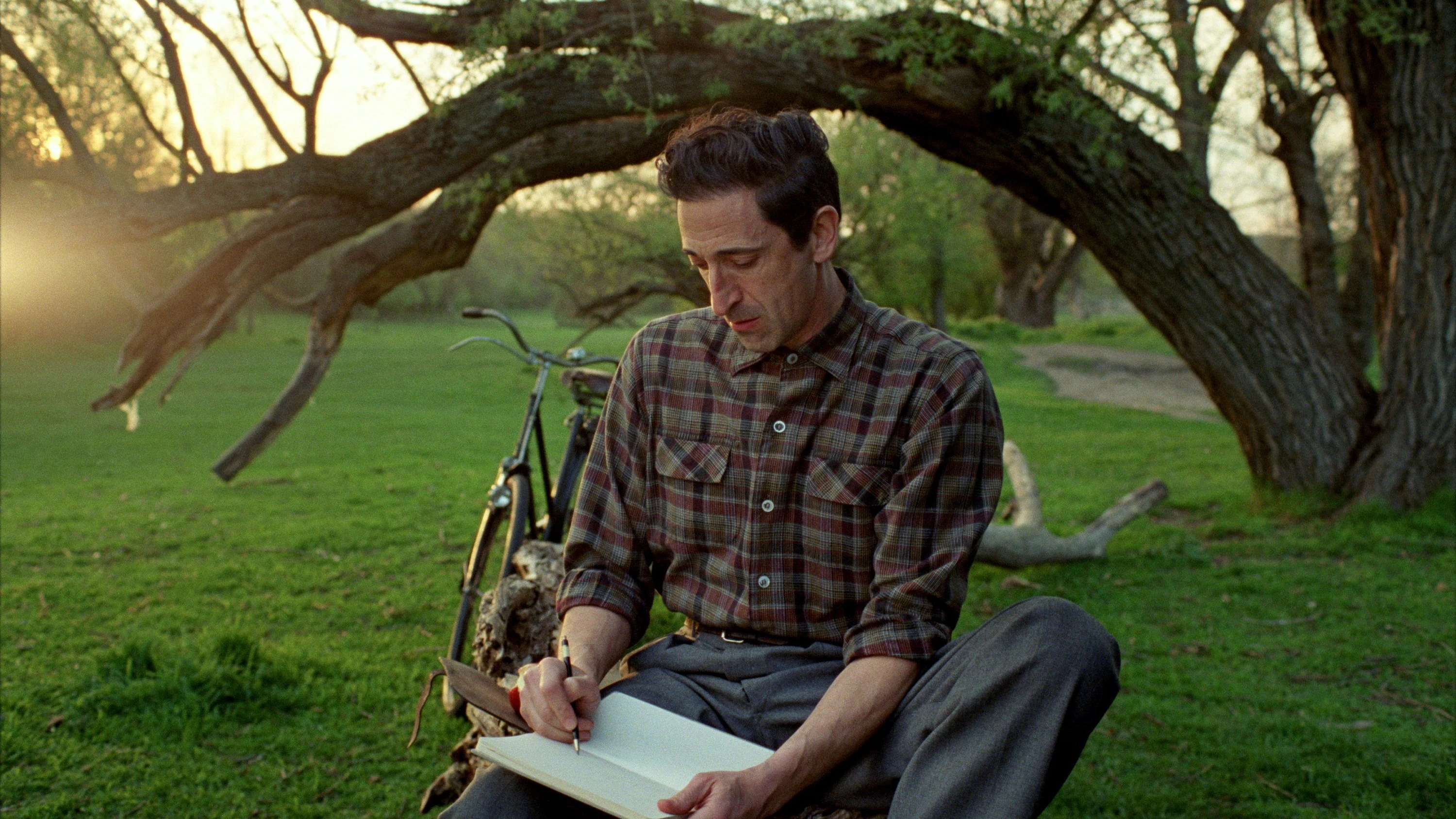 Adrien Brody als Architekt Laszlo Toth in einer Szene des Films „The Brutalist“.