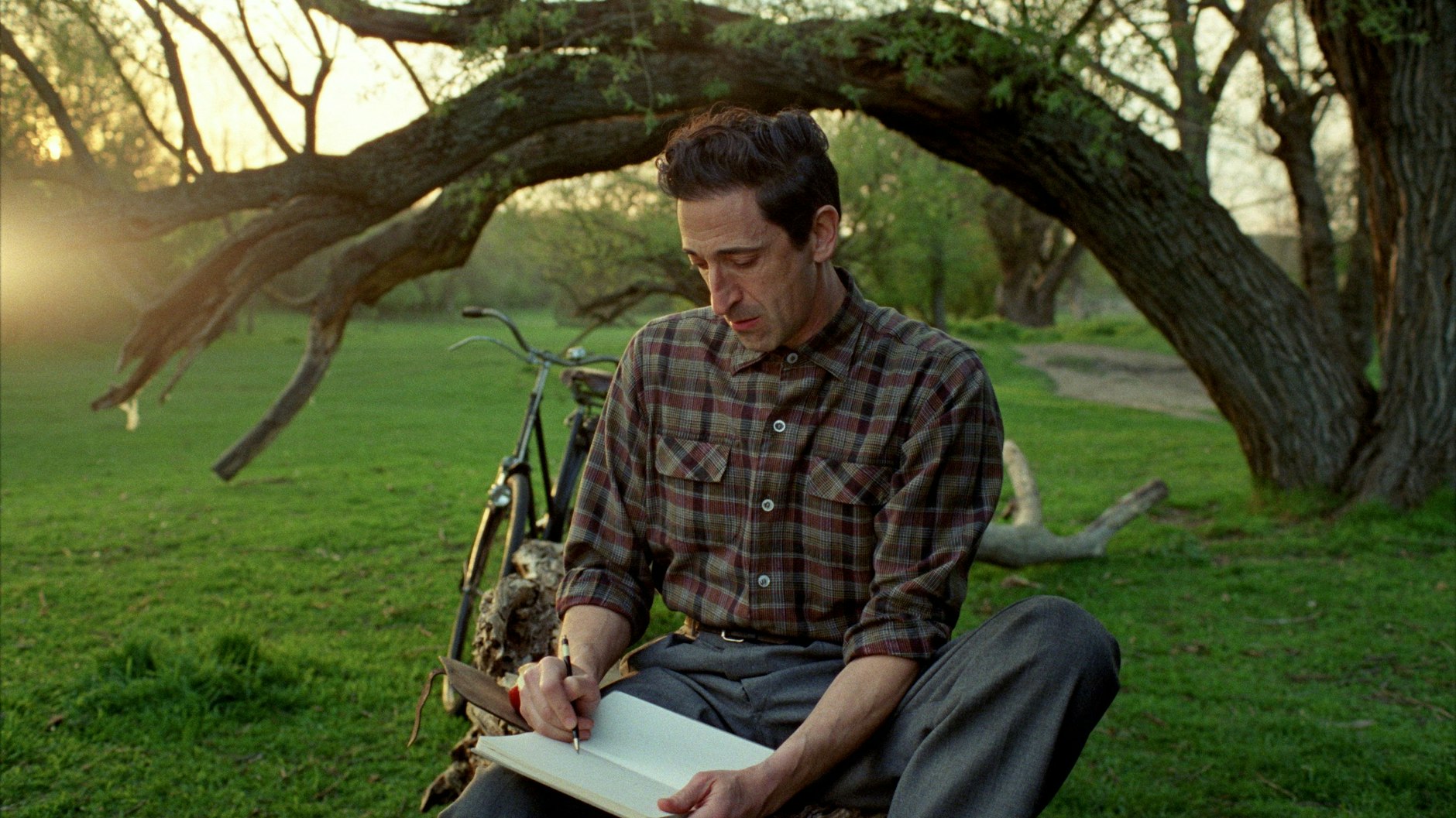 Adrien Brody als Laszlo Toth in dem Film „Der Brutalist“, der am Donnerstag (30.01.2025) in die Kinos kommt.