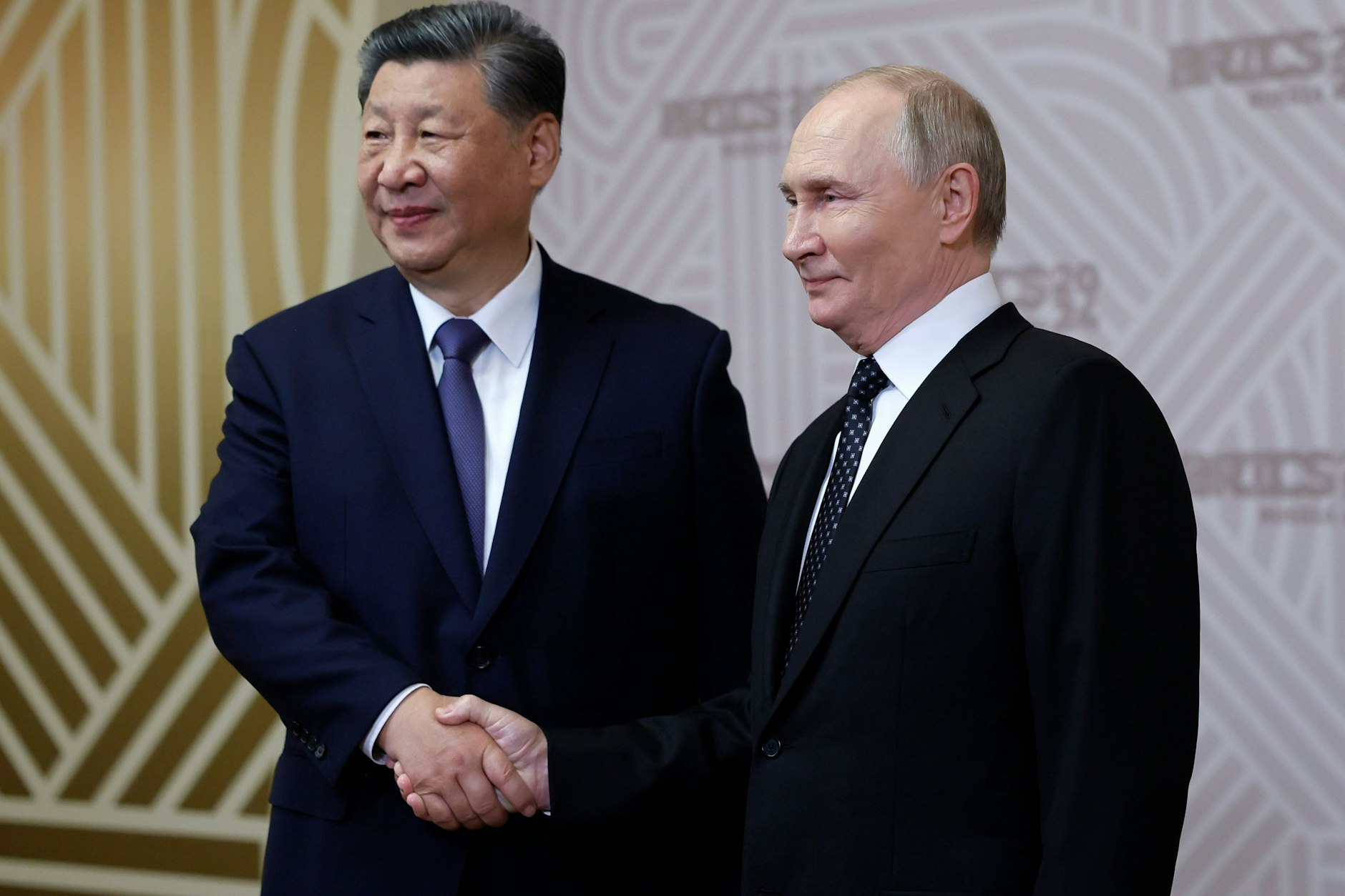 Der russische Präsident Wladimir Putin (r.) und der chinesische Präsident Xi Jinping schütteln sich während am Rande des Brics-Gipfels in Kasan die Hände.