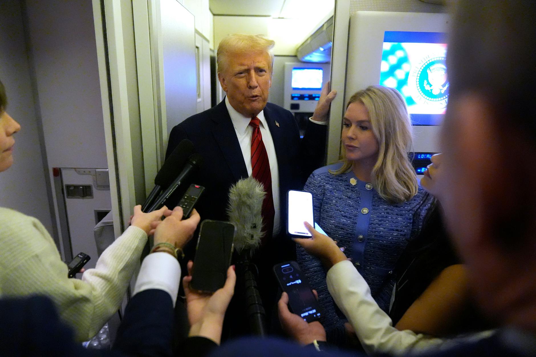 US-Präsident Donald Trump vor der Presse an Bord der Air Force One