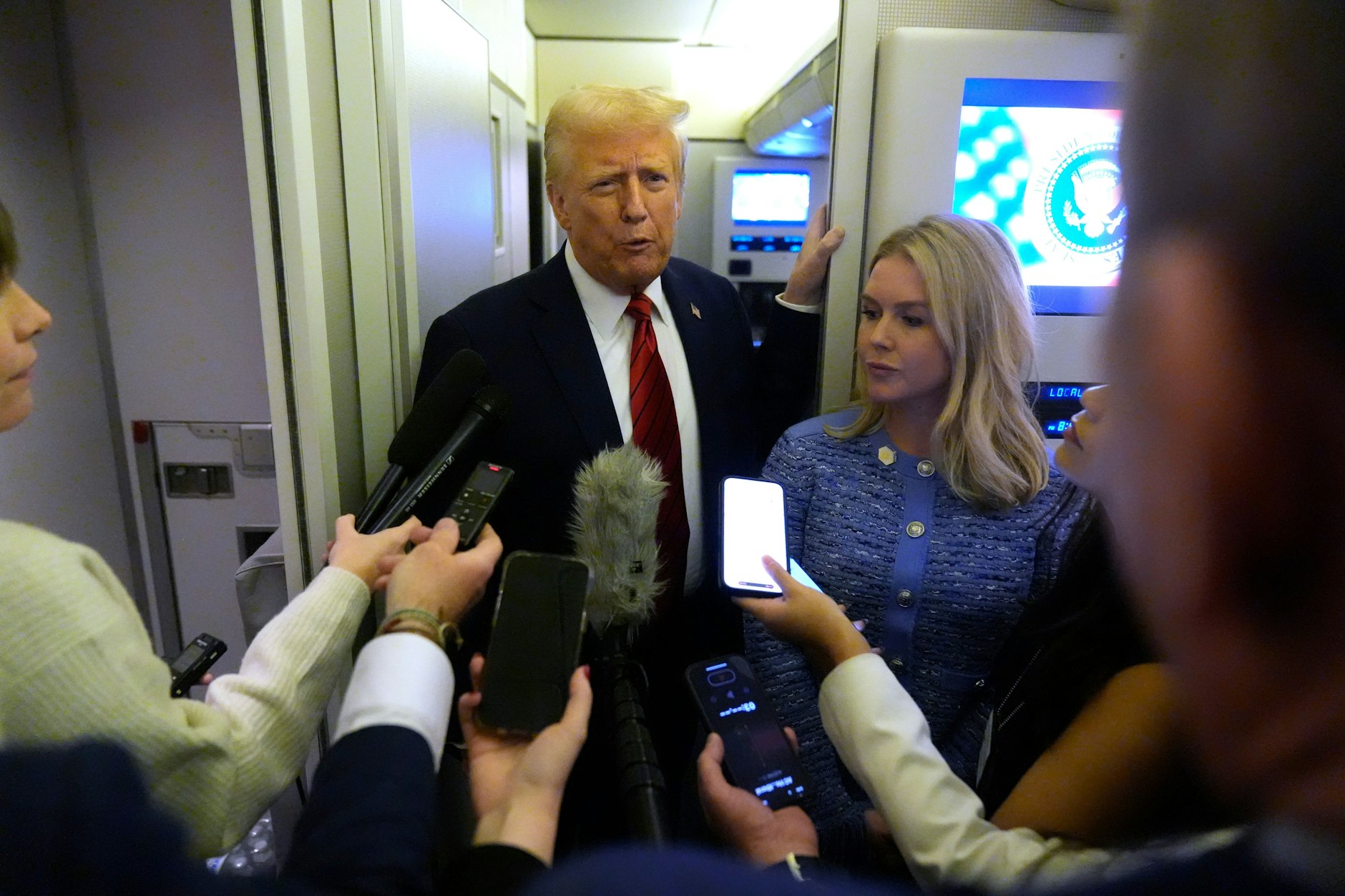 US-Präsident Donald Trump vor der Presse an Bord der Air Force One
