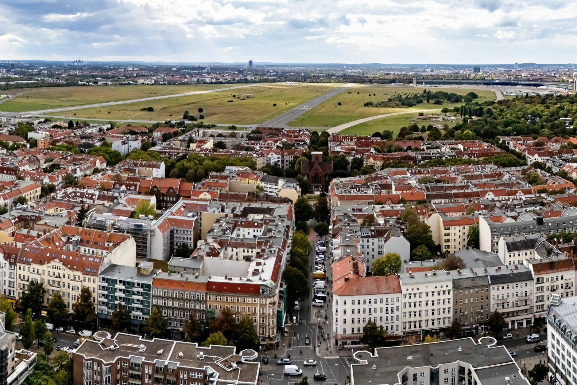 Das Tempelhofer Feld in Berlin. Hier sollen jetzt neue Containerdörfer für Flüchtlinge entstehen.