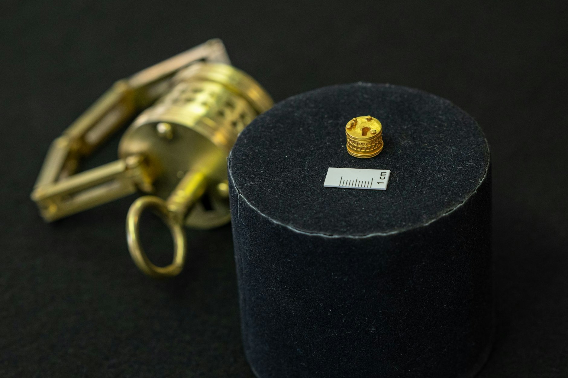 Nur 1,1 Zentimeter misst das rund 1600 Jahre alte römischen Miniatur-Dosenschlosses aus Gold, das ein Sondengänger gefunden hat.