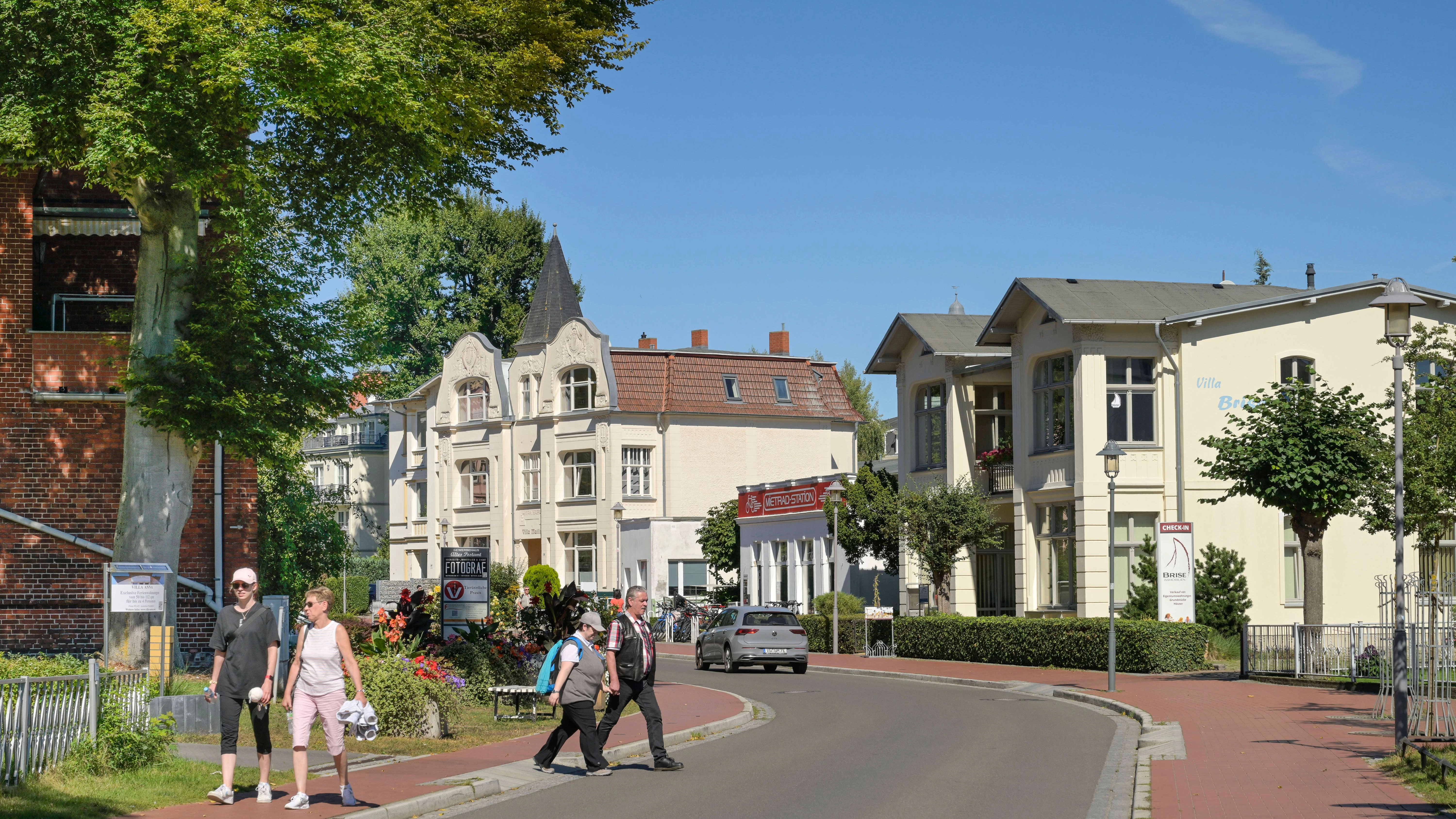 Die Seestraße in Heringsdorf. Nun muss das Ostseebad fast eine Million Euro einsparen.