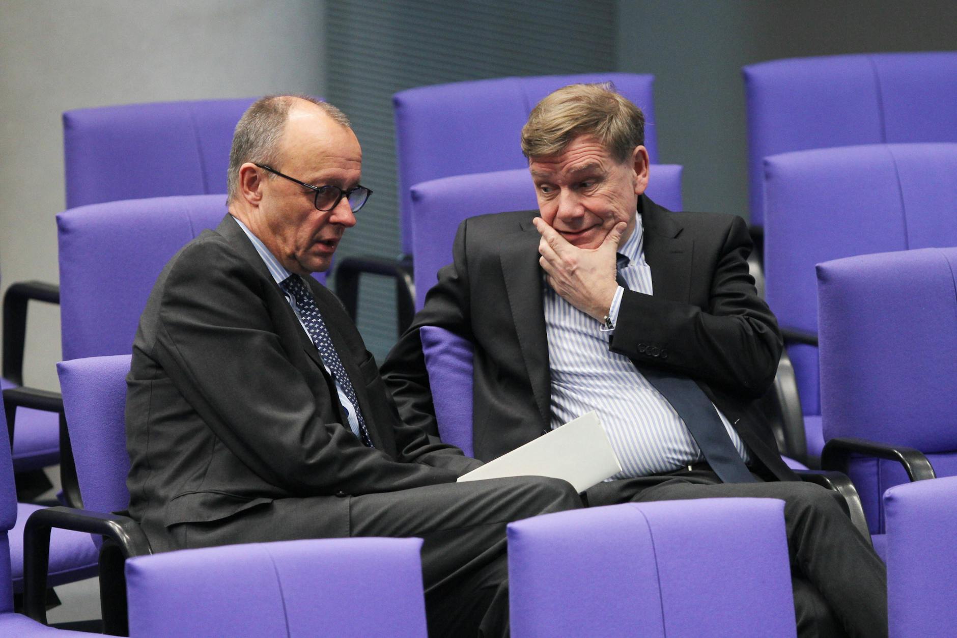 CDU-Kanzlerkandidat Friedrich Merz und Außenpolitikexperte der Union, Johann Wadephul, diskutieren im Bundestag.