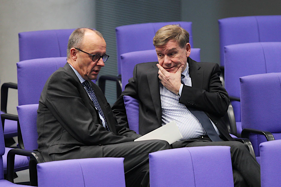 CDU-Kanzlerkandidat Friedrich Merz und Außenpolitikexperte der Union, Johann Wadephul, diskutieren im Bundestag.