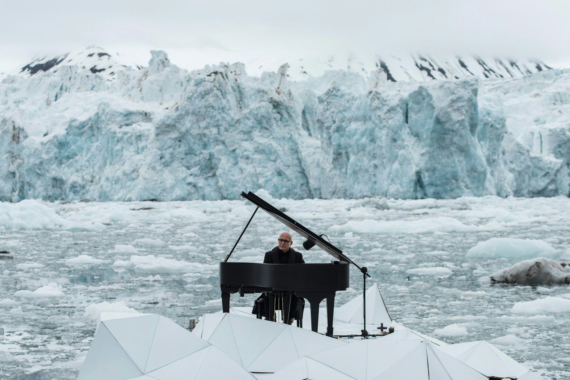 Ludovico Einaudi beim Greenpeace-Konzert vor dem Wahlenbergbreen-Gletscher 2016 in Norwegen