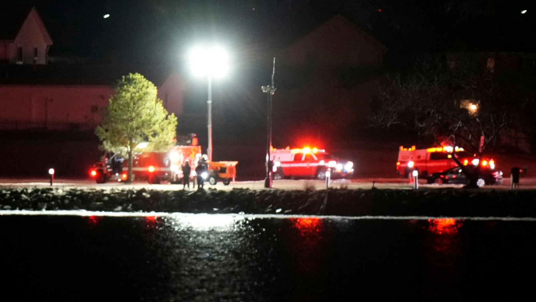 Rettungskräfte sind nach dem Flugzeugdrama am Potomac River in der Nähe des Ronald Reagan Washington National Airport im Einsatz. 
