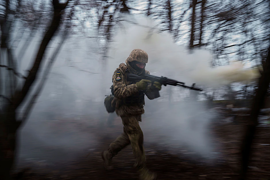 Ein Soldat der ukrainischen Armee kämpft in der Region Donezk. Der Krieg in der Ukraine dauert fast drei Jahre an.