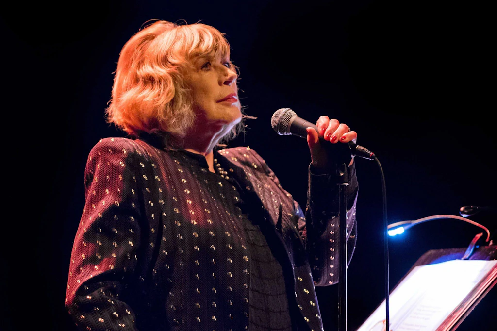 Marianne Faithfull: İngiliz Müzik Efsanesi Dead