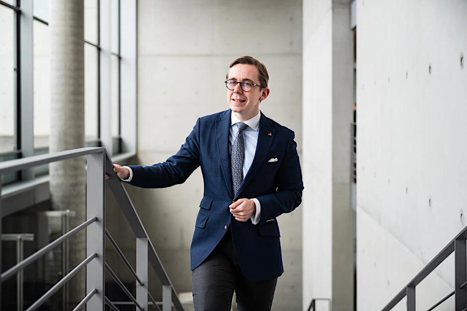 Philipp Amthor im Paul-Löbe-Haus, das zum Deutschen Bundestag gehört.