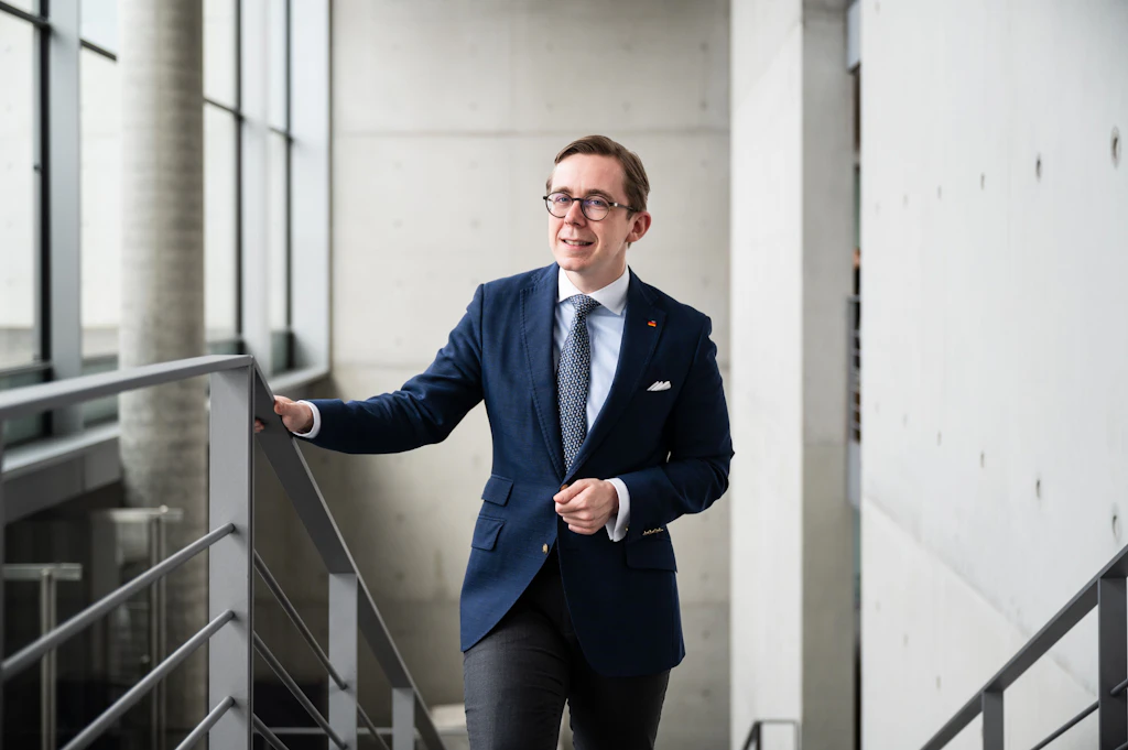 Philipp Amthor über Merkel-Kritik an Merz: „Zuneigung für die CDU sieht anders aus“