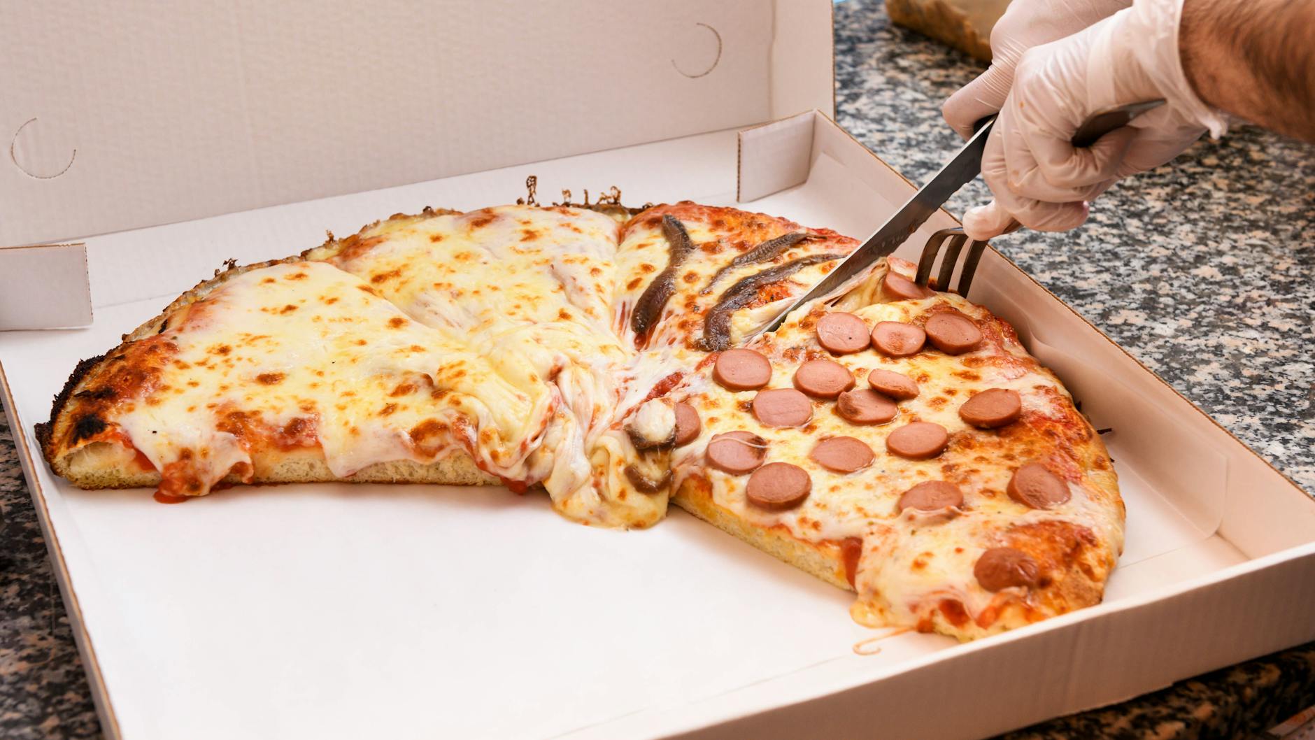 Die Pizza sollte man keinesfalls in dem Karton schneiden oder aus dem Karton essen.