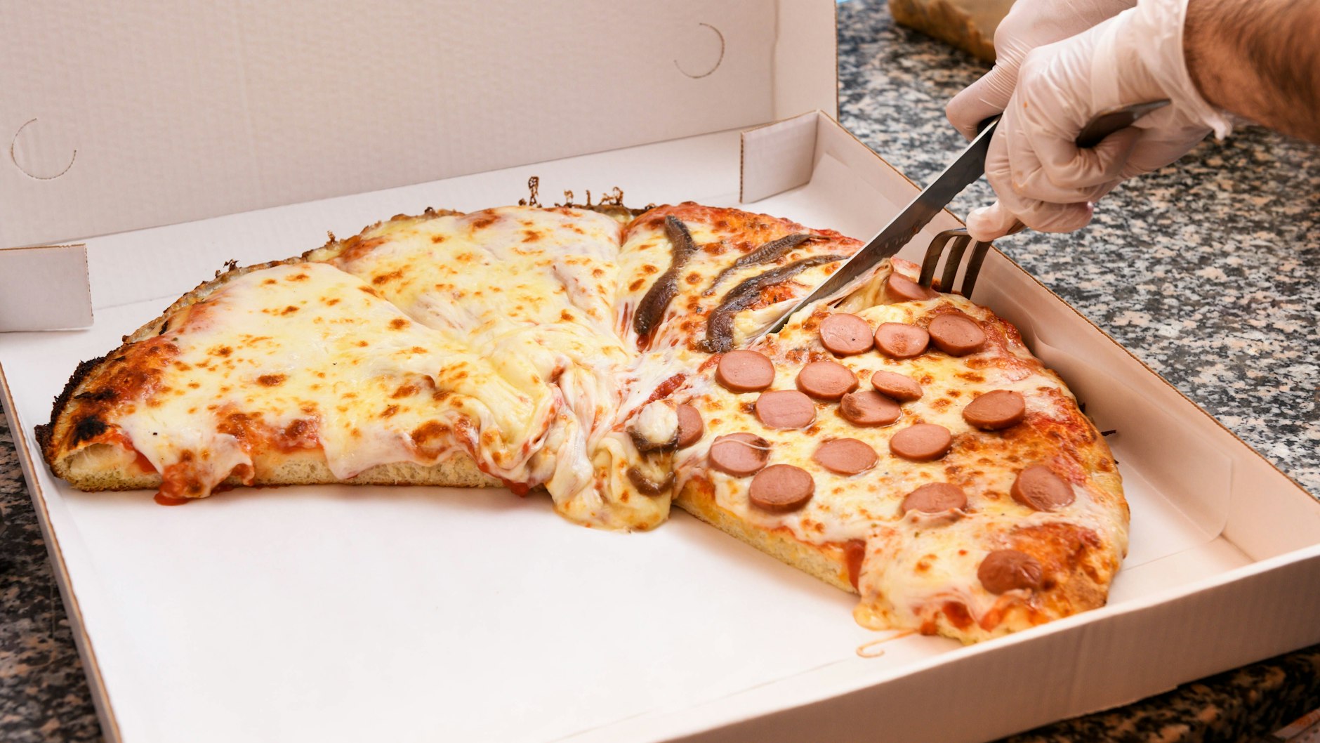 Die Pizza sollte man keinesfalls in dem Karton schneiden oder aus dem Karton essen.