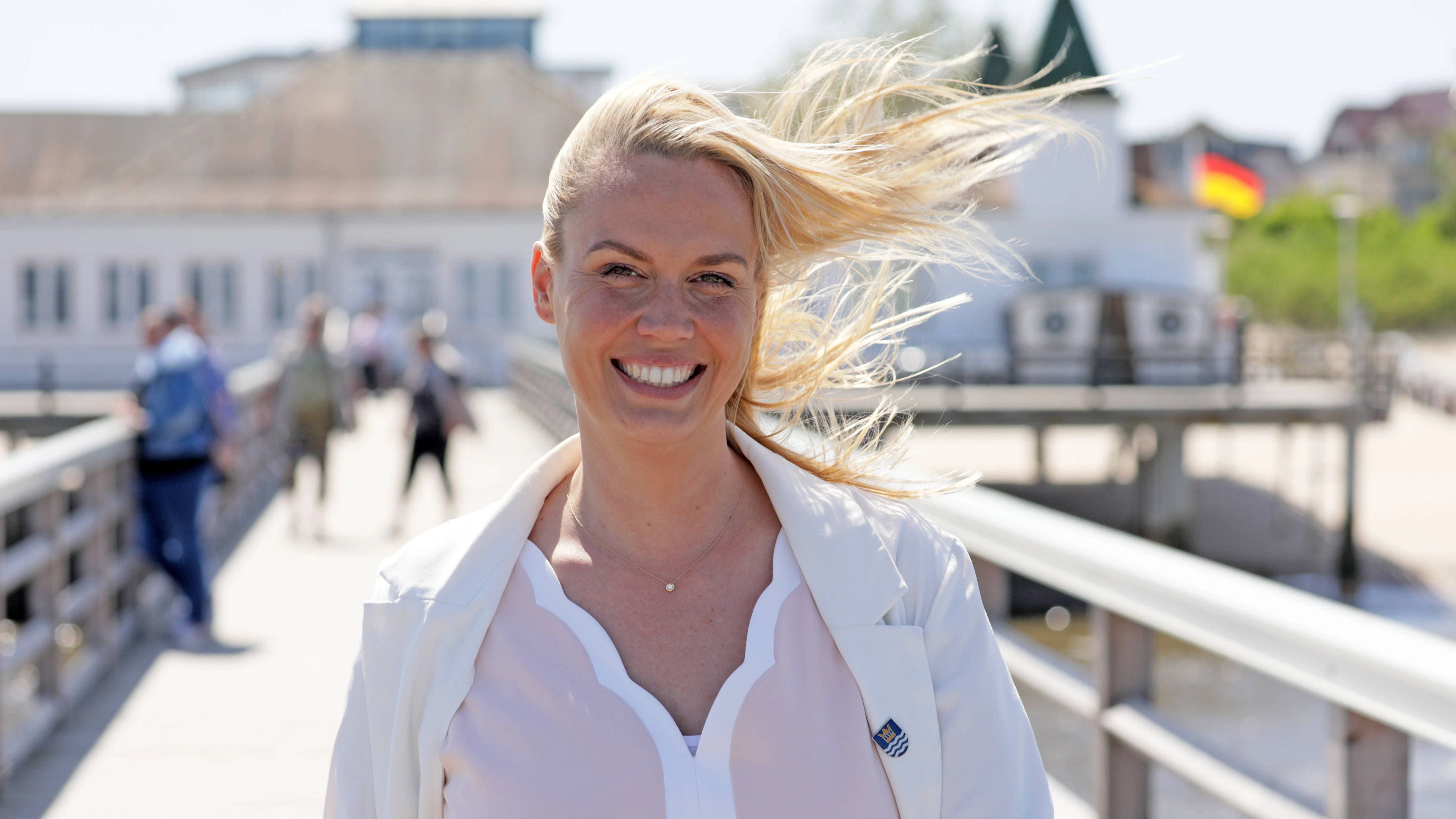 Bürgermeistern vom Ostseebad Heringsdorf Laura Isabelle Marisken steht auf der berühmten Seebrücke.
