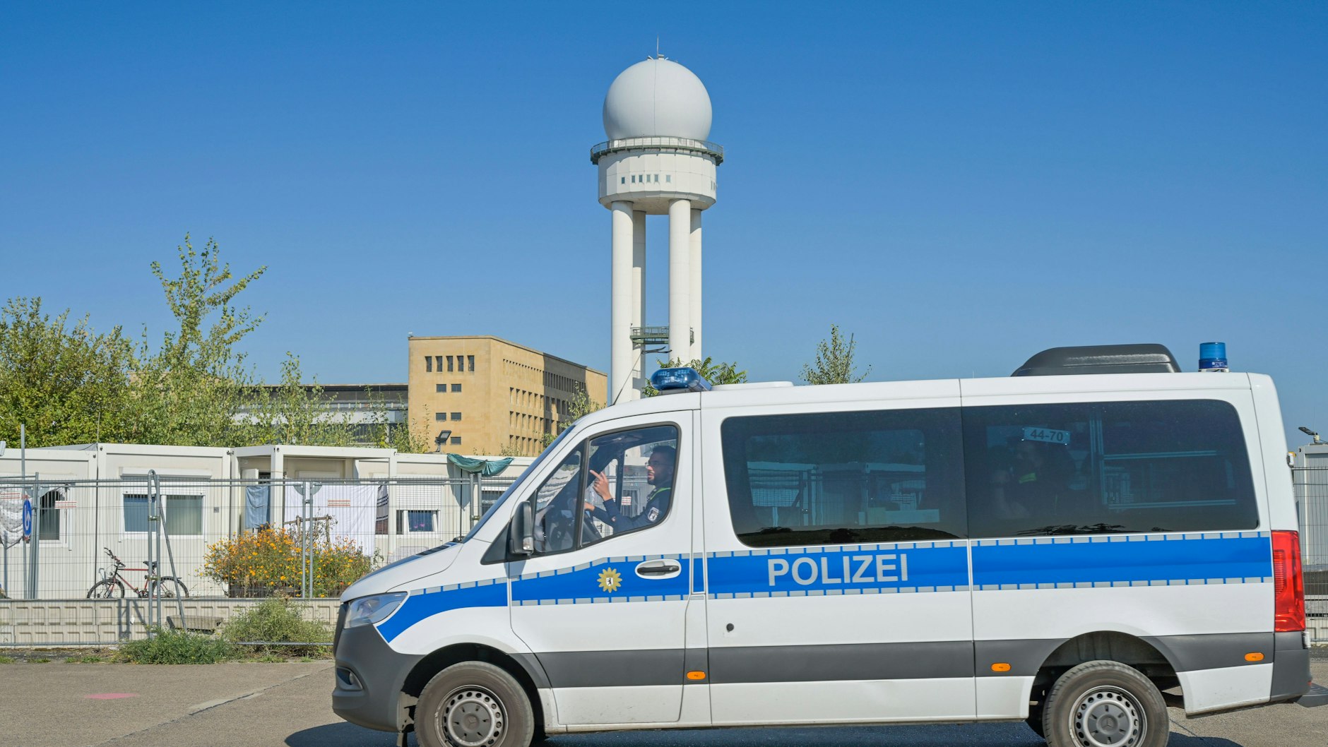 Die Berliner Polizei sichert die Flüchtlingscontainer am Radarturm des Tempelhofer Felds.