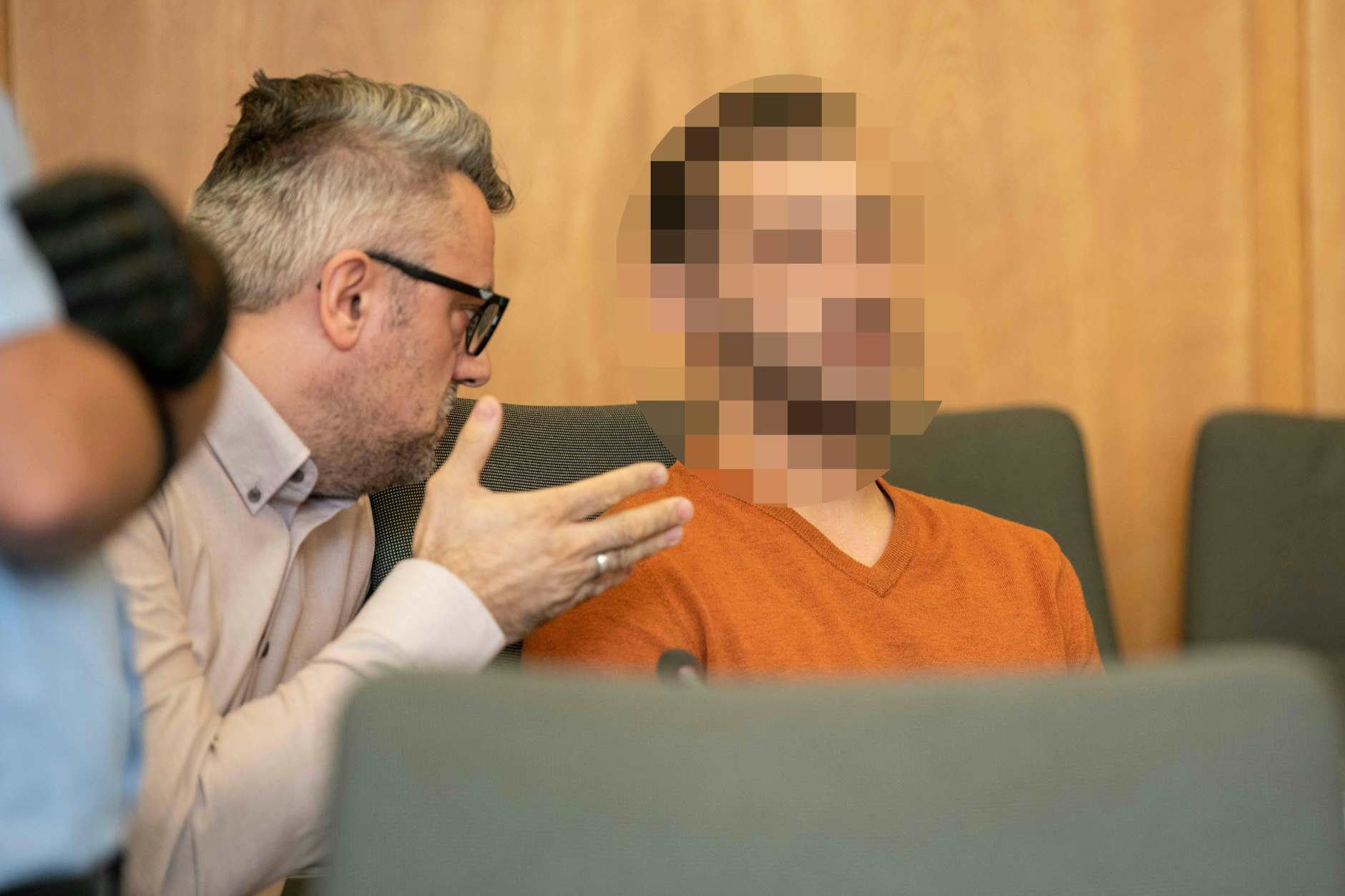 Im Gerichtssaal: Ein Albanisch-Dolmetscher übersetzt dem Angeklagten die Fragen des Richters.