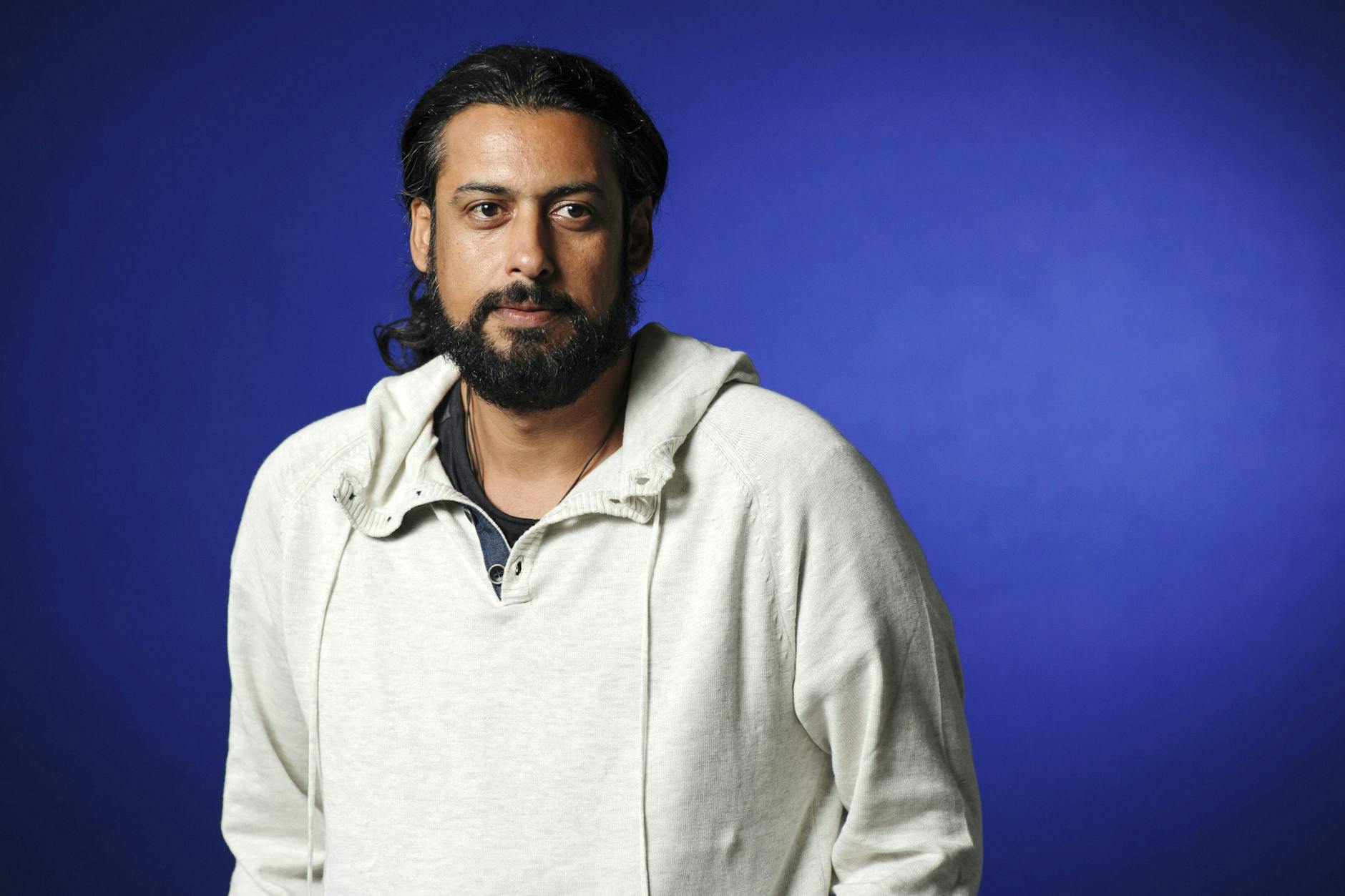 Abbas Khider wurde 1973 in Bagdad geboren, floh 1996 aus dem Irak und lebt heute als deutschsprachiger Autor in Berlin. Zuletzt erschien sein Roman „Der Erinnerungsfälscher“.