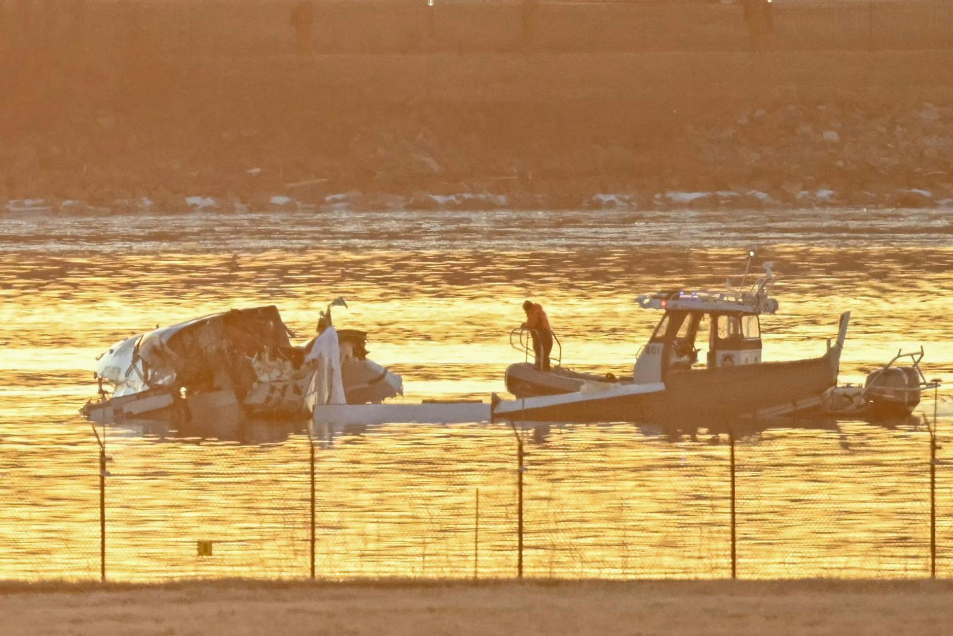 Nach dem Flugzeugabsturz: Boote arbeiten auf dem Potomac River in der Nähe des Ronald Reagan Washington National Airport