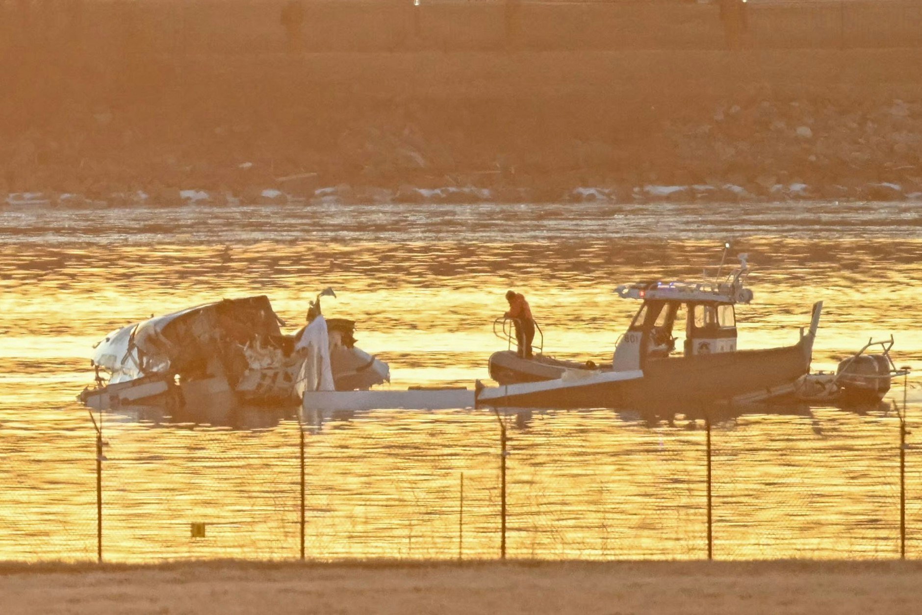 Nach dem Flugzeugabsturz: Boote arbeiten auf dem Potomac River in der Nähe des Ronald Reagan Washington National Airport