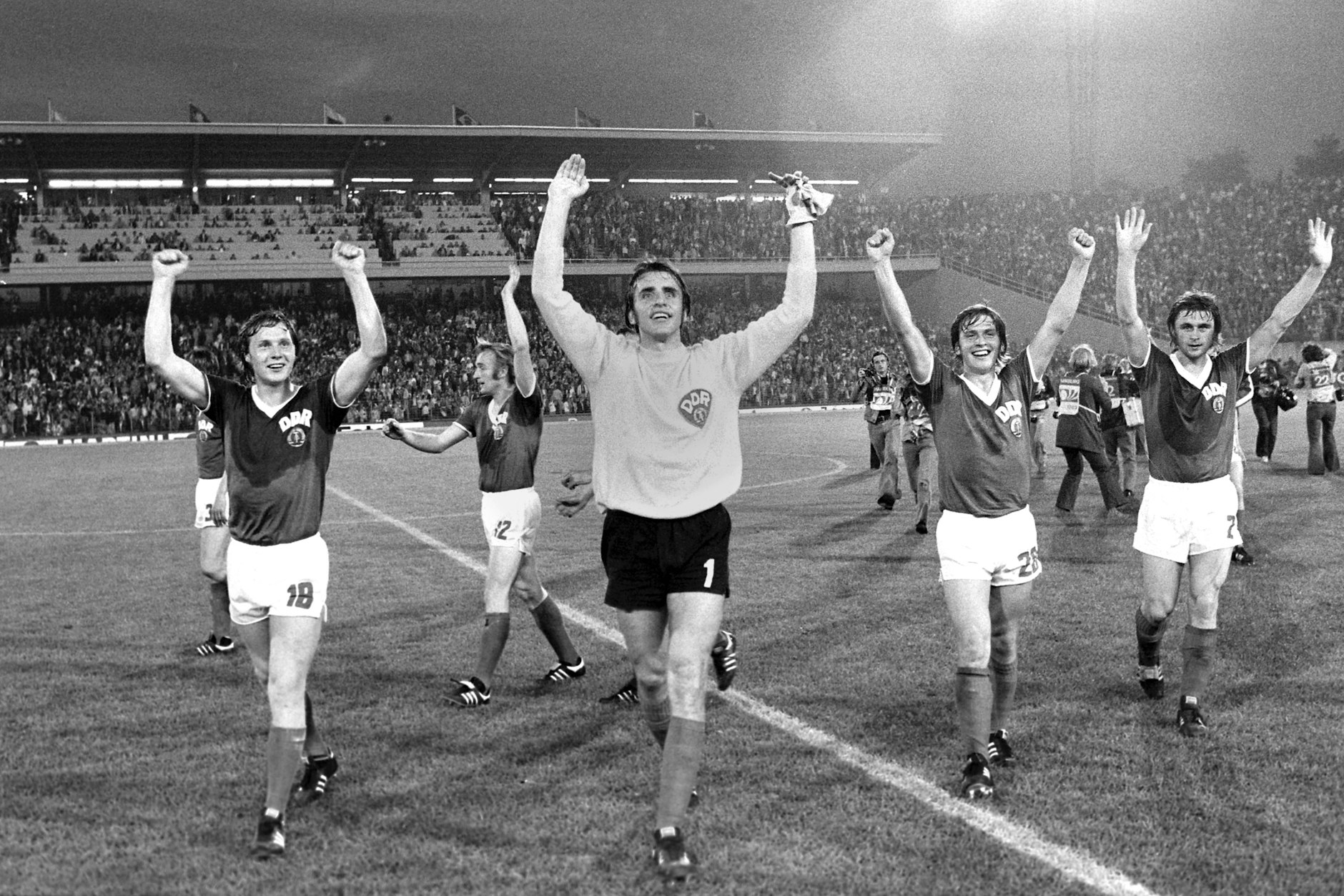 Die DDR-Mannschaft jubelt bei der WM 1974 nach dem 1:0-Sieg gegen die Bundesrepublik. Einer aus der Mannschaft erhielt ein verlockendes Angebot eines Bundesliga-Managers, wie der einstige Nationalspieler Gerd Kische (li.) berichtet.