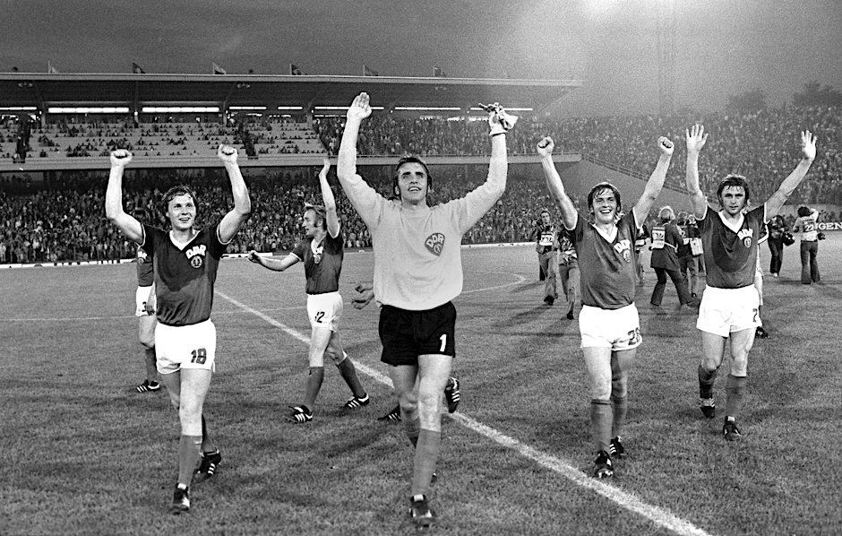 Die DDR-Mannschaft jubelt bei der WM 1974 nach dem 1:0-Sieg gegen die Bundesrepublik. Einer aus der Mannschaft erhielt ein verlockendes Angebot eines Bundesliga-Managers, wie der einstige Nationalspieler Gerd Kische (li.) berichtet.